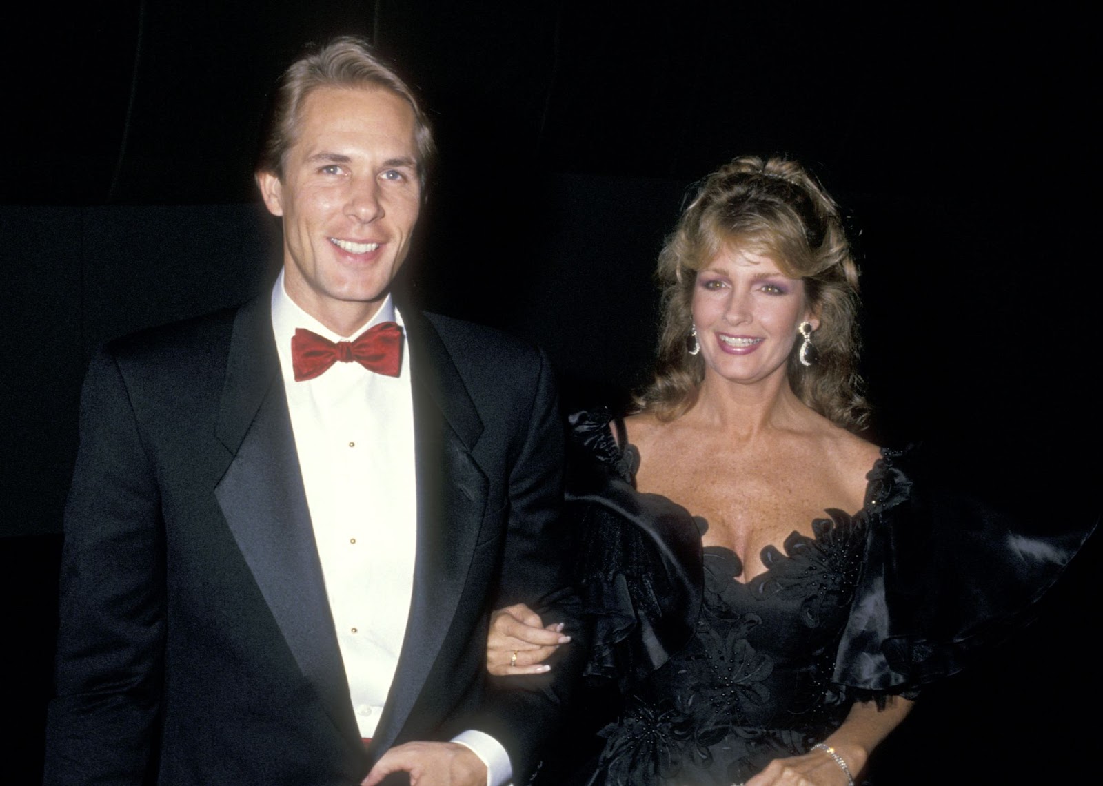 Michael Dubelko et la star hollywoodienne lors de la cérémonie de remise du prix Sherrill C. Corwin des relations humaines du Comité juif américain à Merv Adelson, le 25 octobre 1987, à Beverly Hills, en Californie. | Source : Getty Images