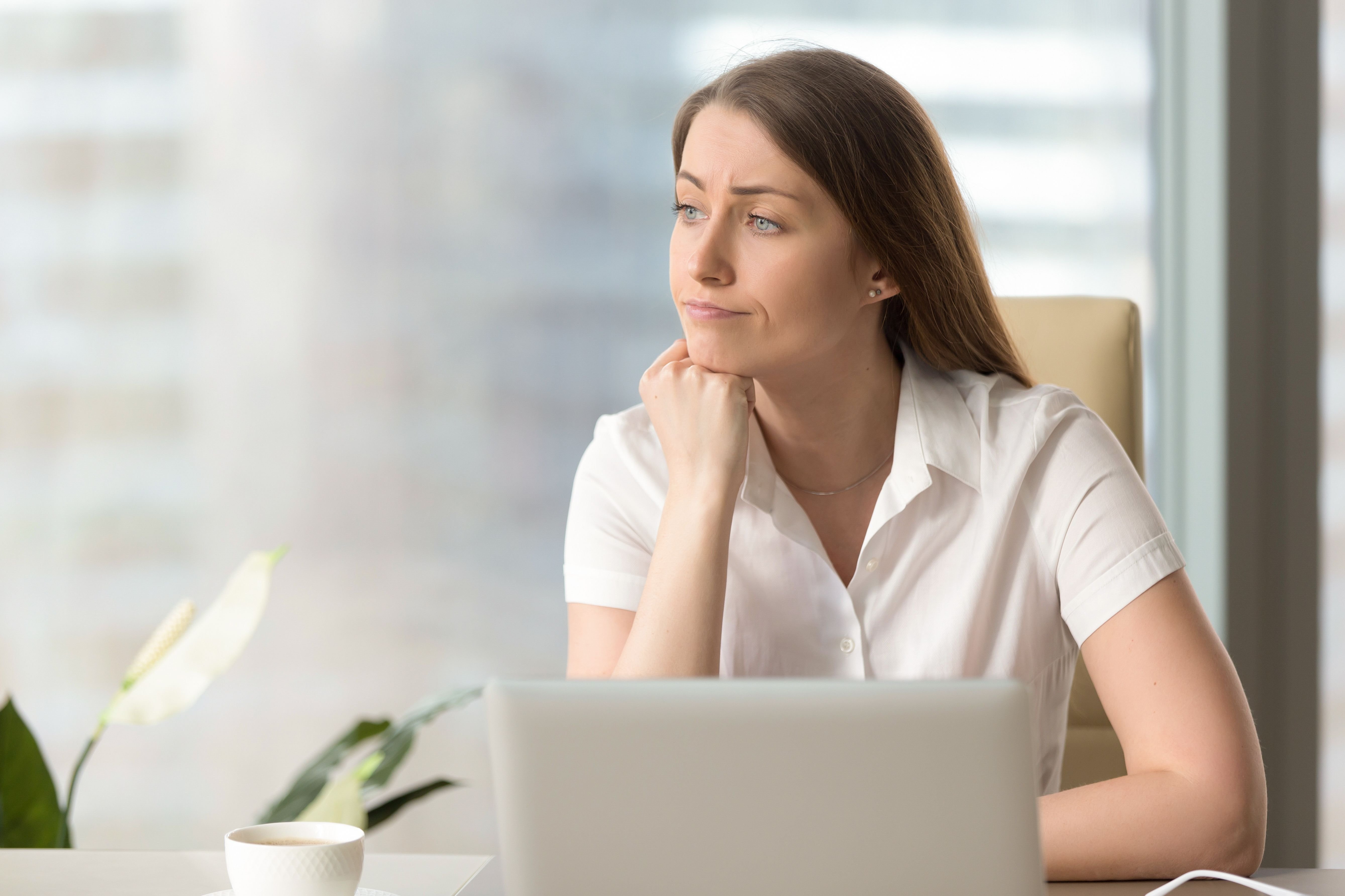 Une femme a l'air déçue en regardant un ordinateur portable. | Source : Shutterstock