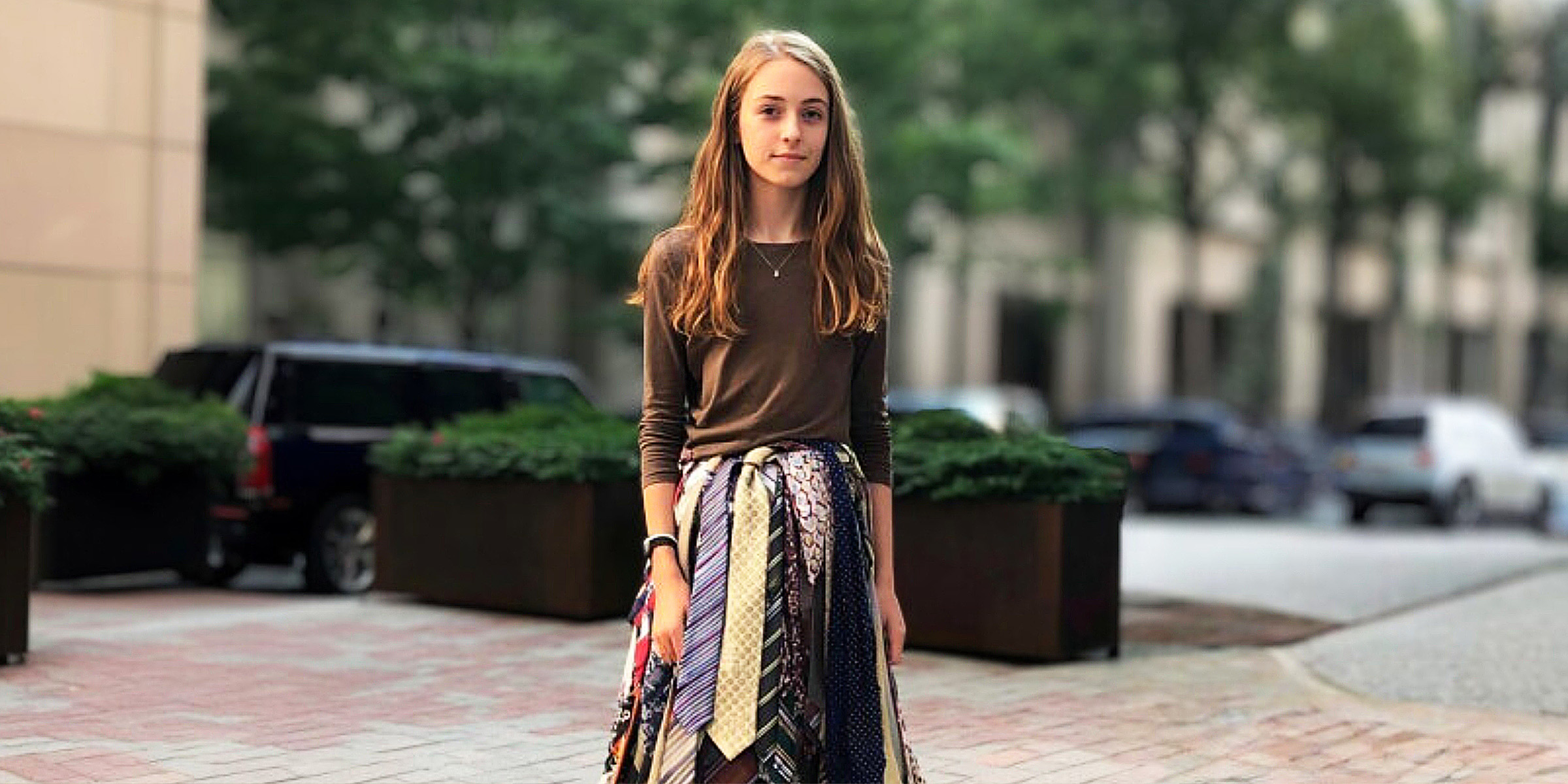 Une fille portant une jupe faite de cravates | Source : AmoMama