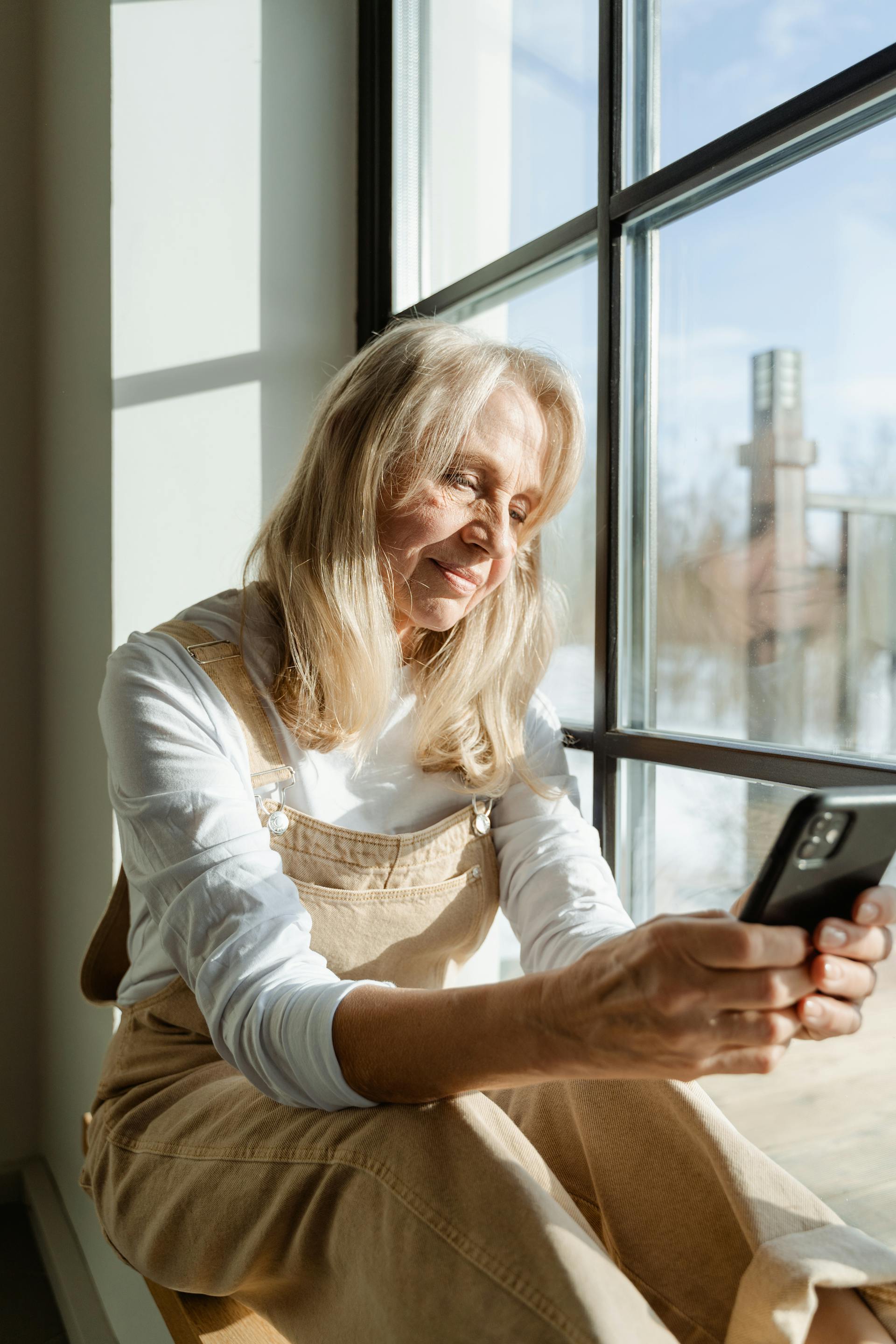 Une femme qui passe un appel téléphonique | Source : Pexels