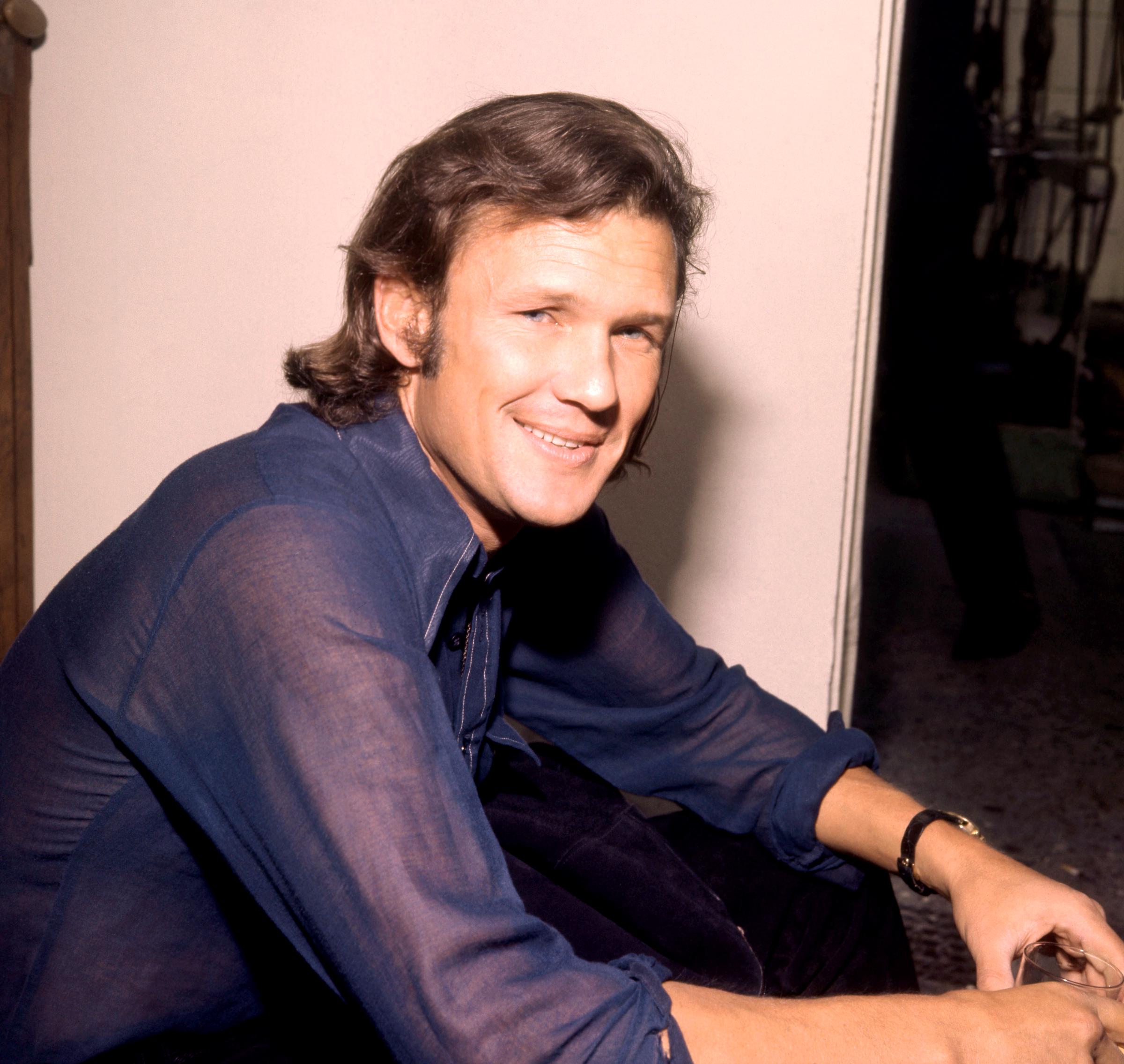 Kris Kristofferson pose pour un portrait à Londres, en Angleterre, le 7 septembre 1970 | Source : Getty Images