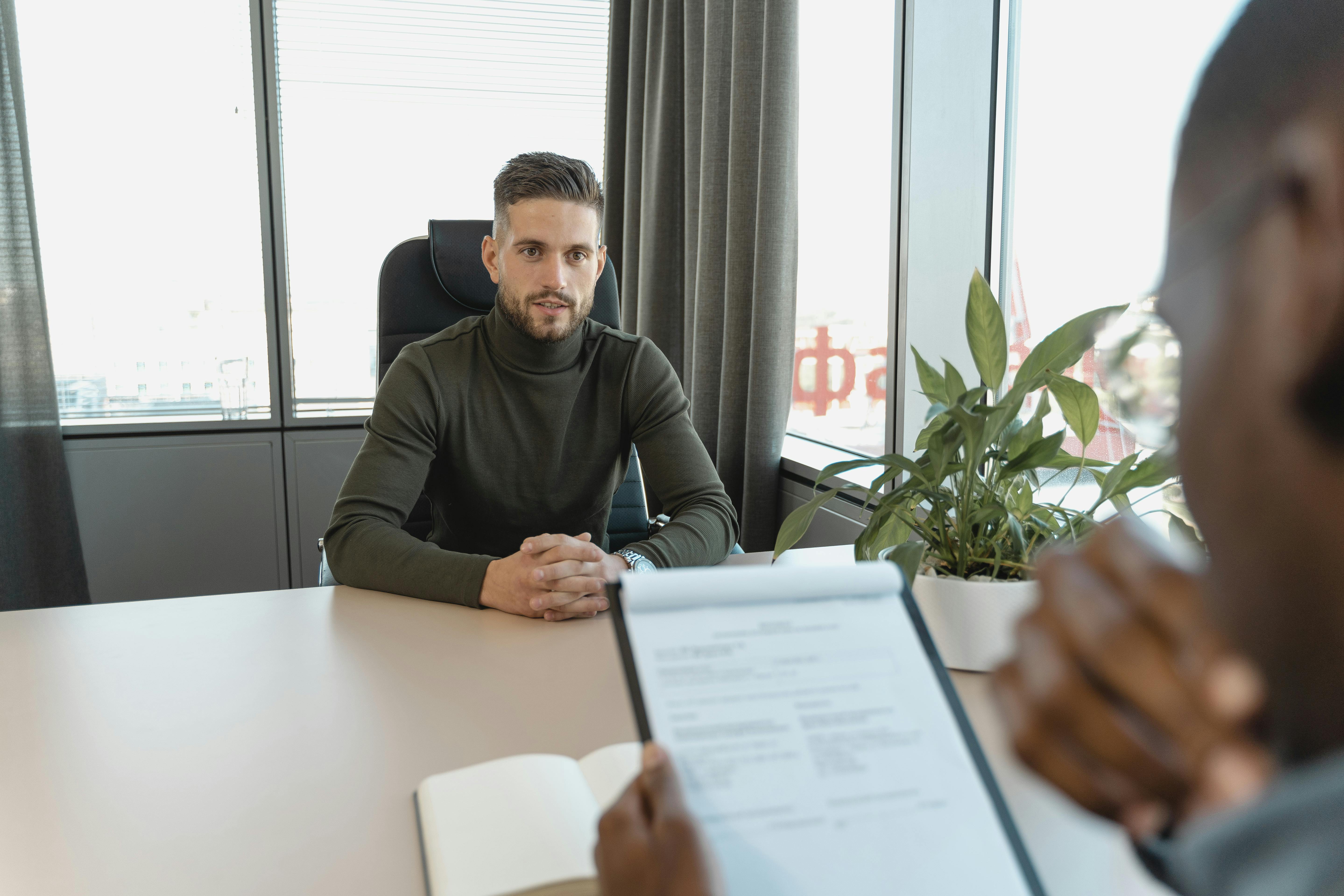 Un homme qui passe un entretien d'embauche | Source : Pexels