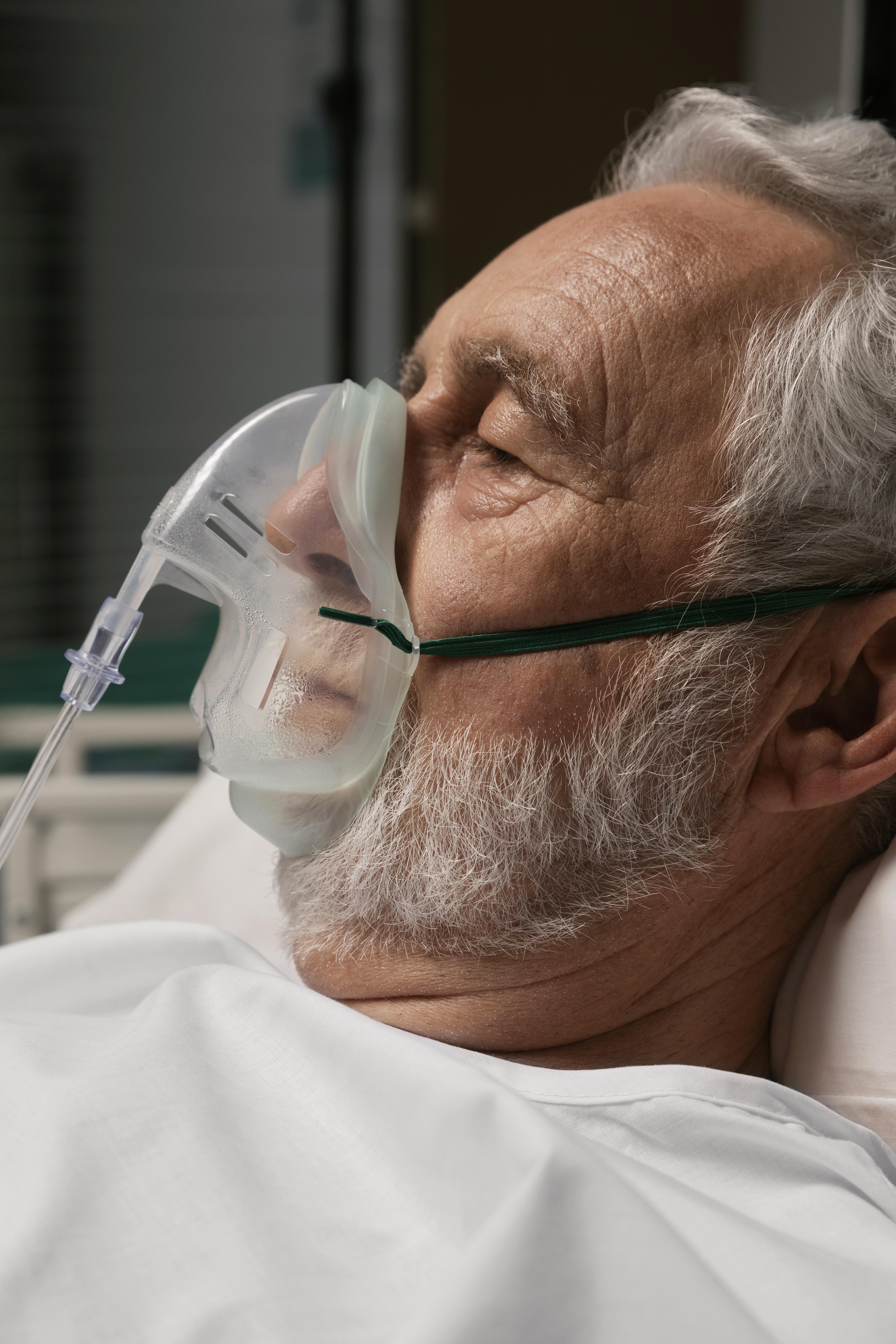 Un vieil homme dans un lit d'hôpital | Source : Freepik