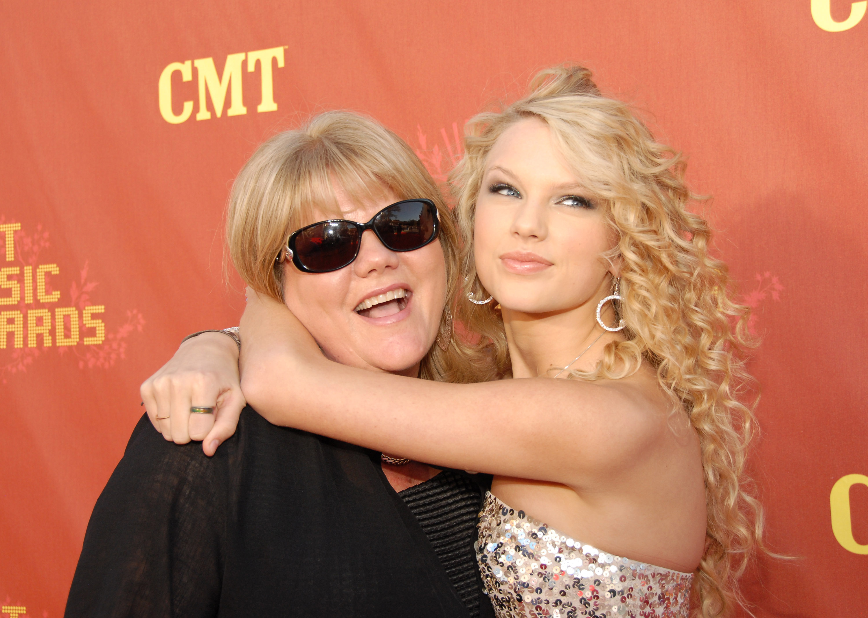 Andrea Swift et Taylor Swift aux CMT Music Awards - Tapis rouge le 16 avril 2007. | Source : Getty Images
