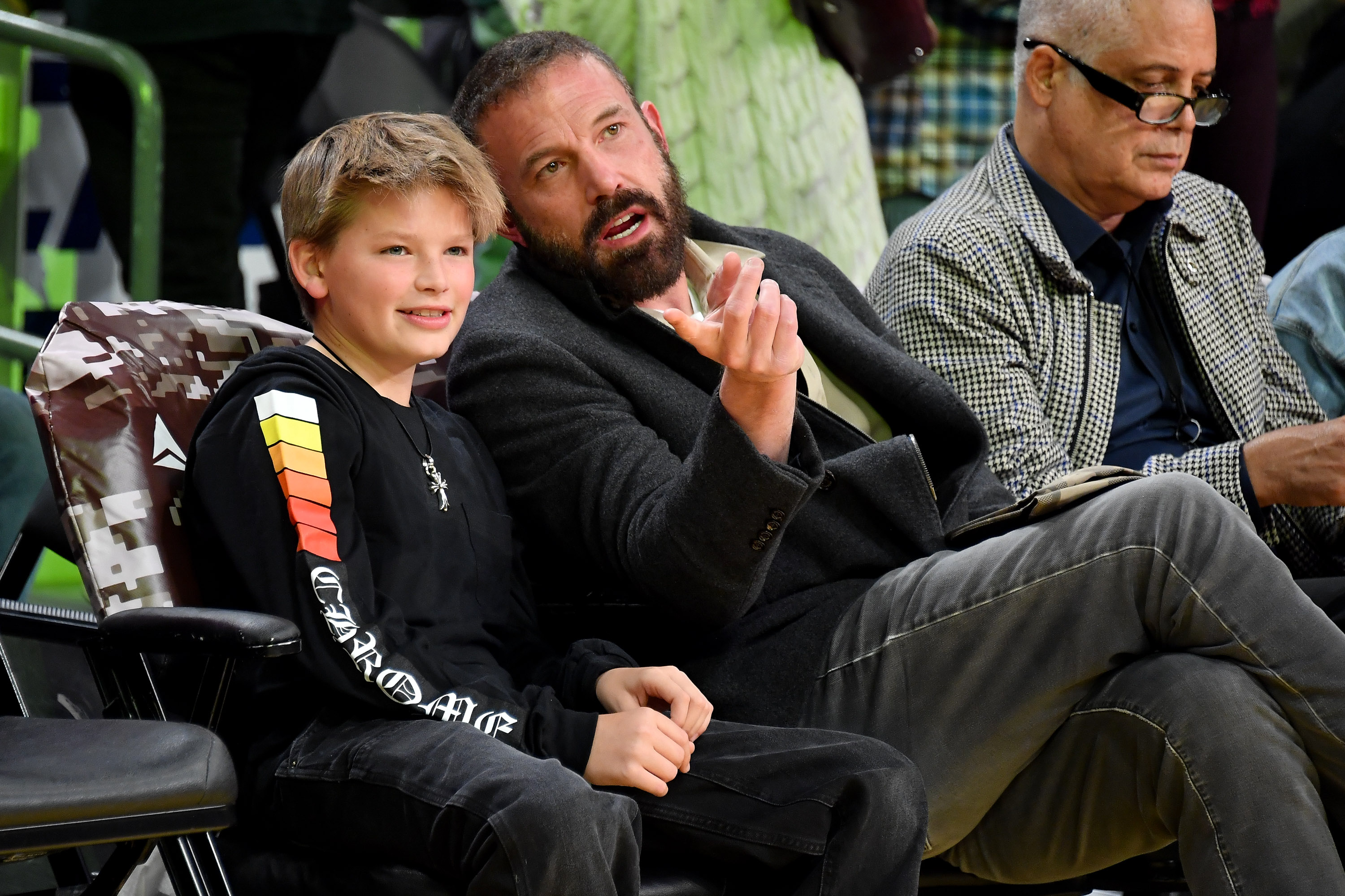 Samuel et Ben Affleck assistent à un match de basket entre les Los Angeles Lakers et les Toronto Raptors le 10 novembre 2024 | Source : Getty Images