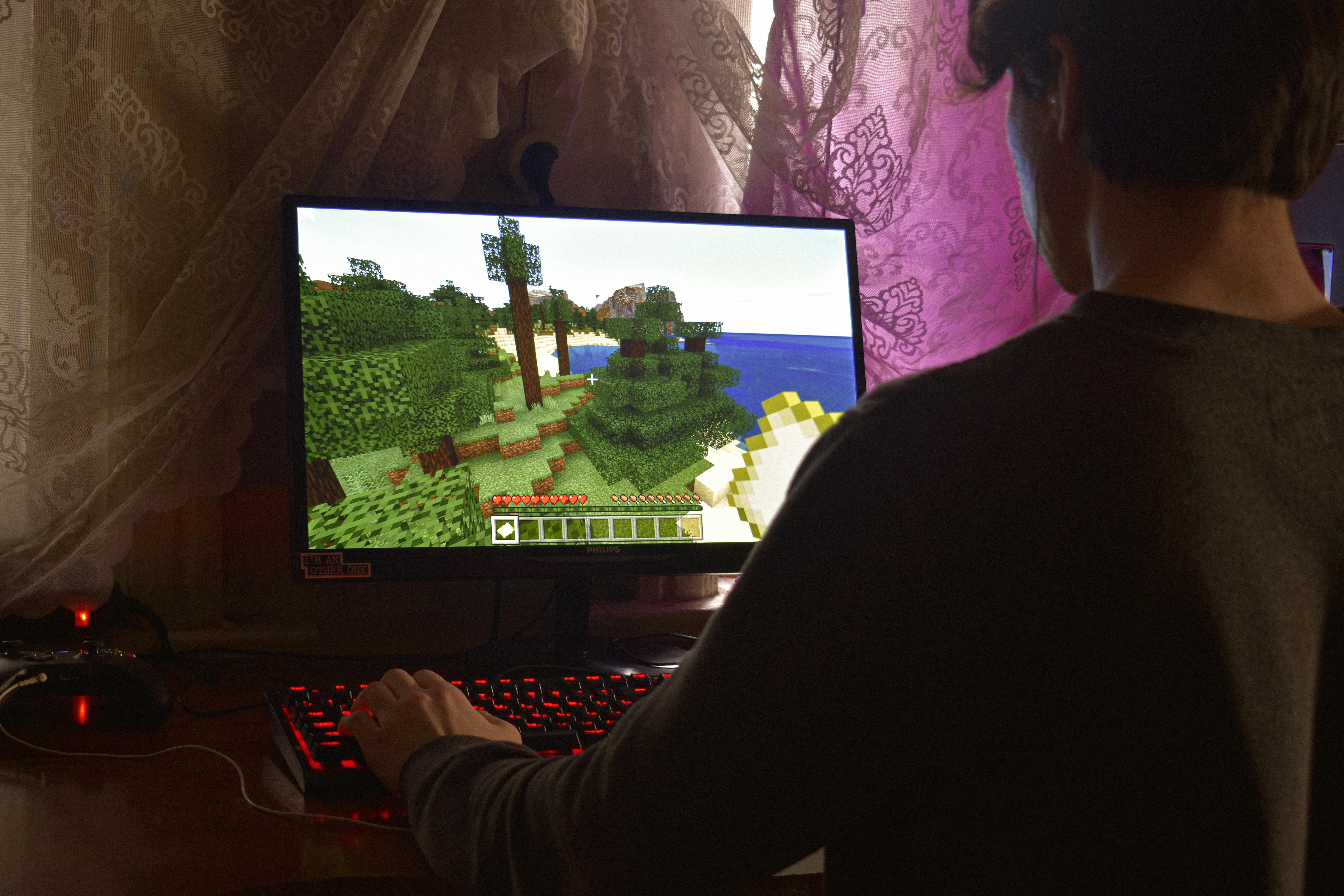 Un homme jouant à un jeu en ligne | Source : Pexels