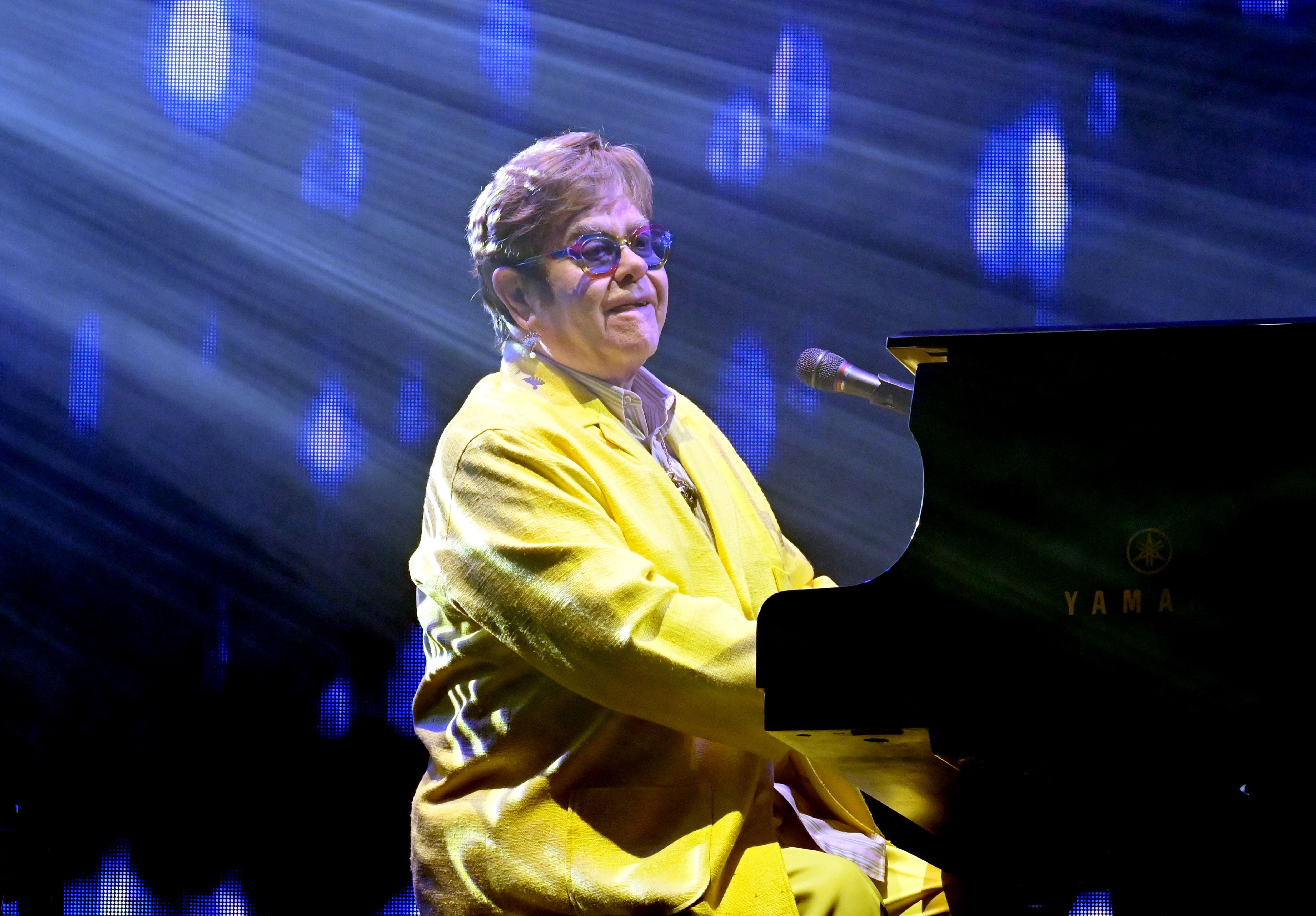 Elton John se produit sur scène lors du MFEI Spirit Of Life honorant Jay Marciano, le 22 octobre 2024, à Los Angeles, en Californie. | Source : Getty Images