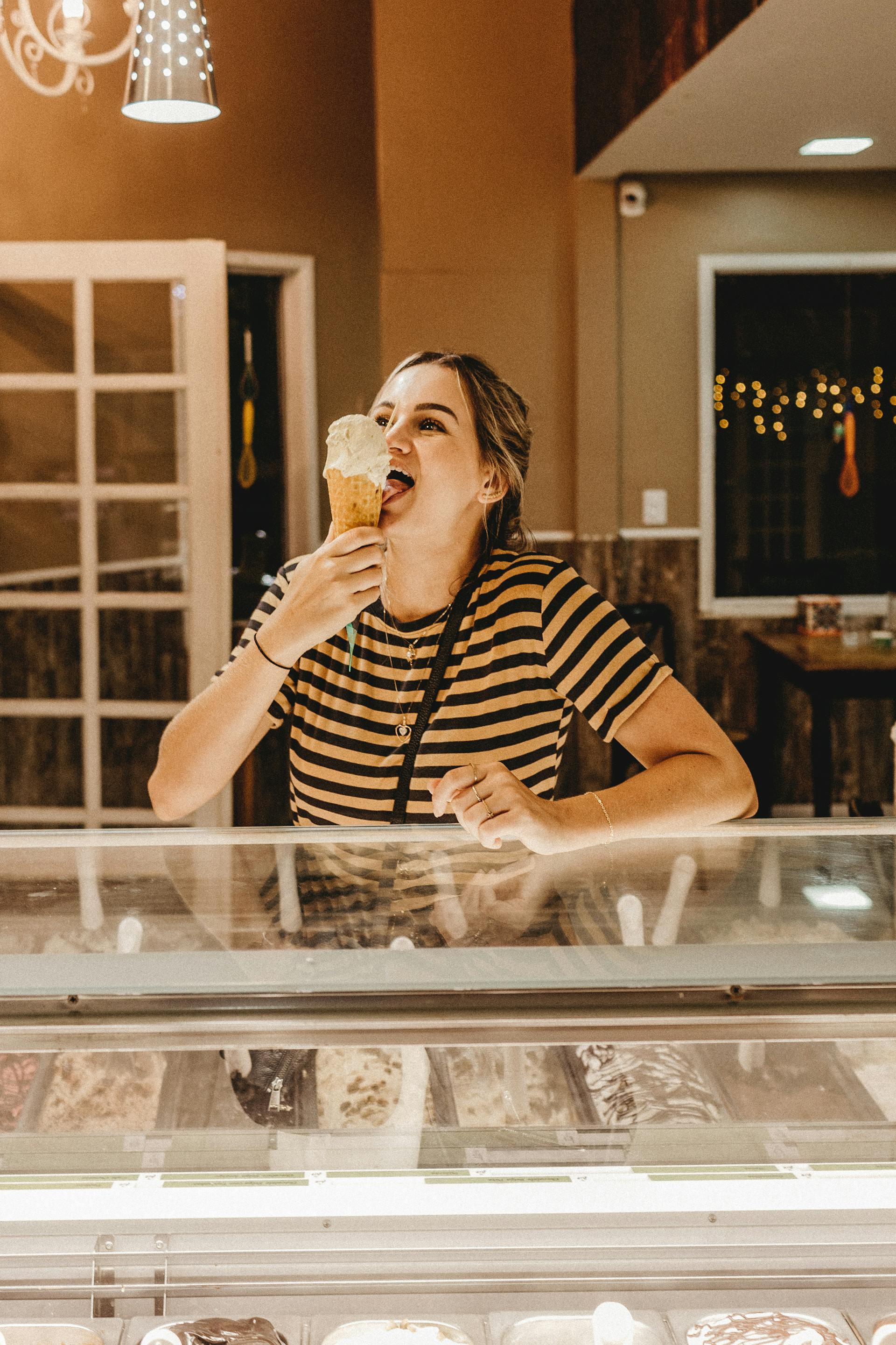 Une femme dégustant un cornet de glace | Source : Pexels