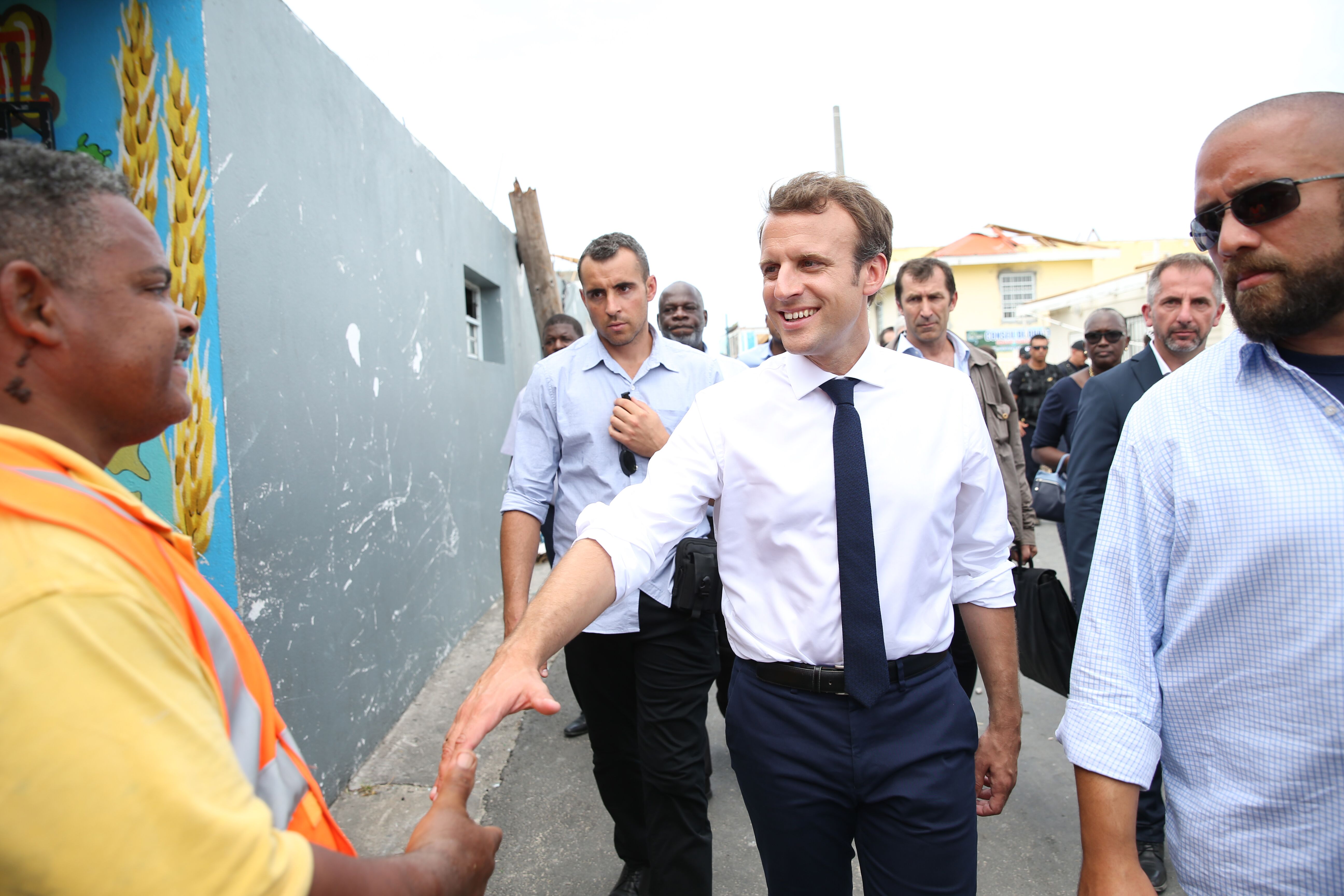 Emmanuel Macron tiens la main de gilets jaune. | Photo: Gettyimage