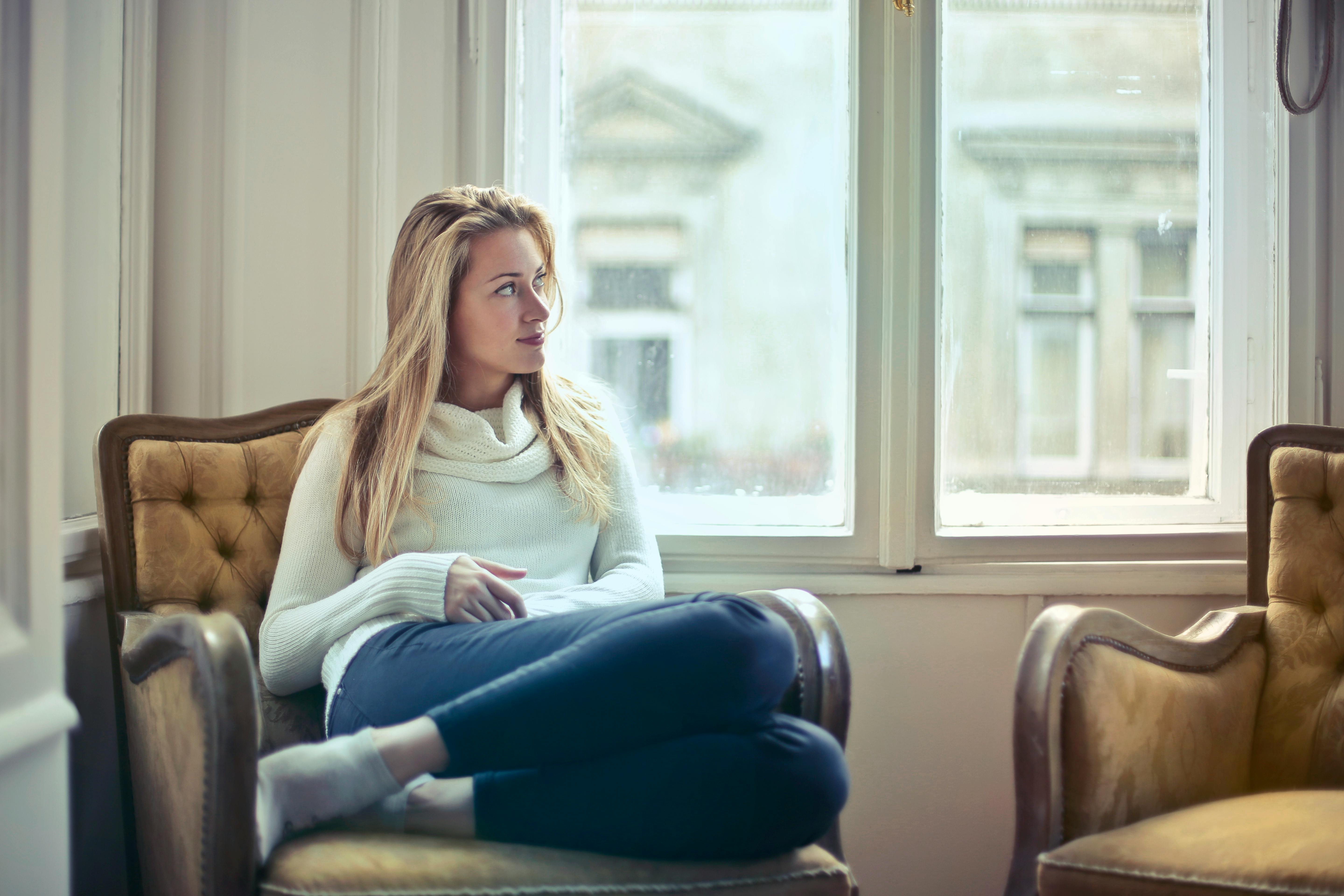 Une femme blonde qui réfléchit | Source : Pexels