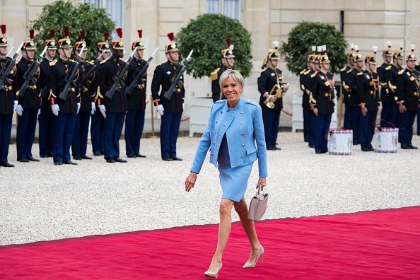 Brigitte Macron marchant sur le tapis rouge | Photo : Getty Images