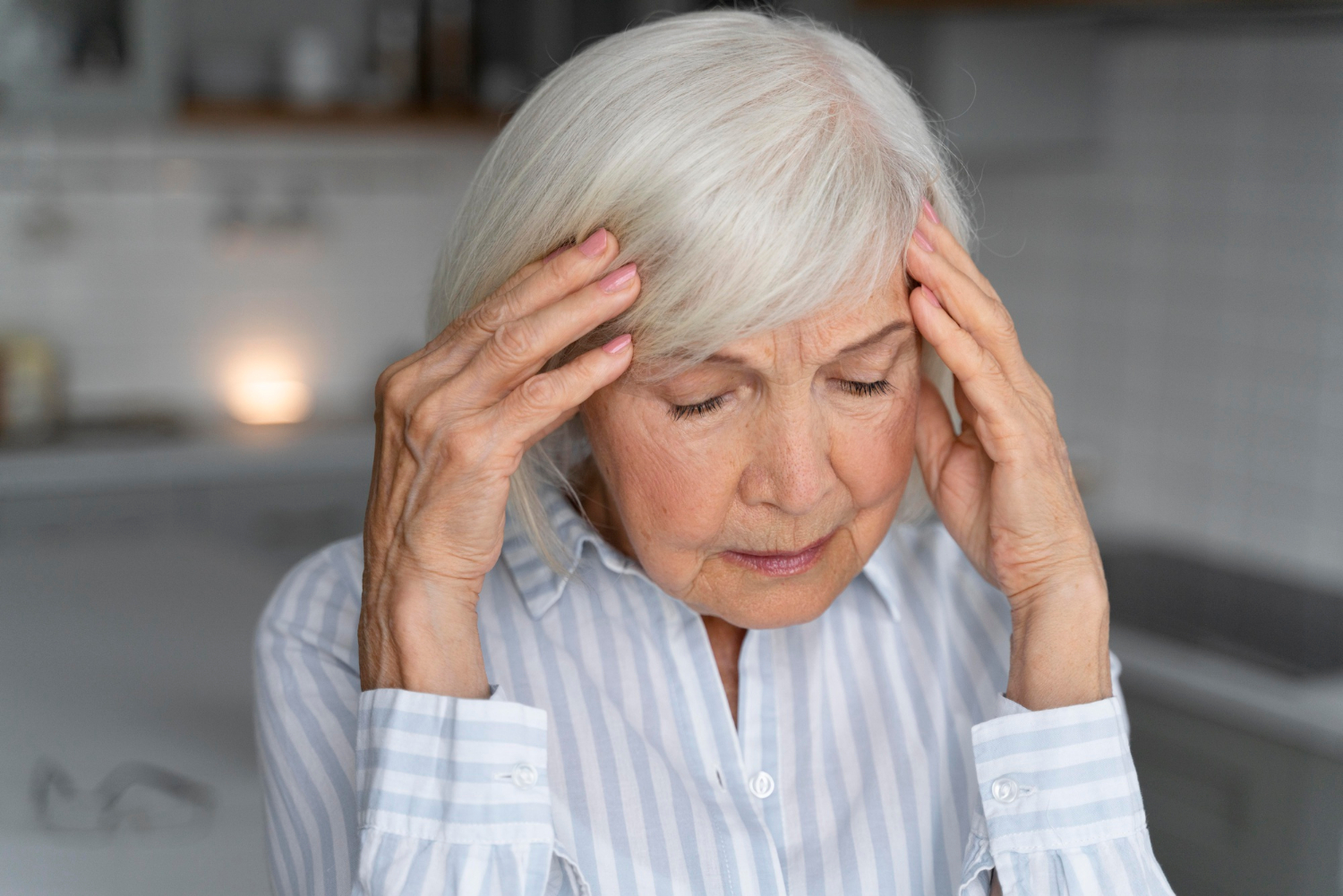 Une femme âgée stressée | Source : Freepik