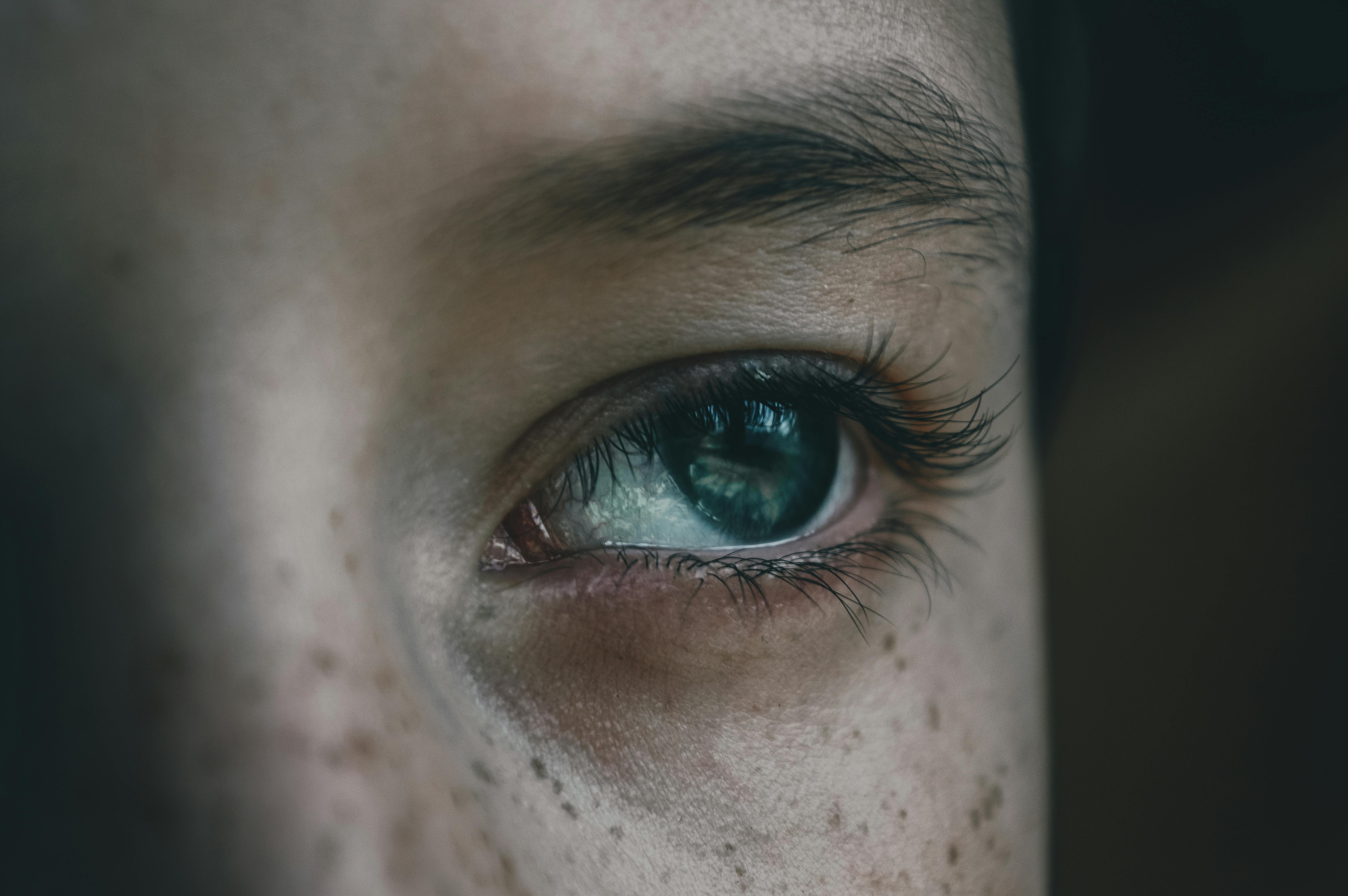 Gros plan d'une femme en train de réfléchir | Source : Pexels