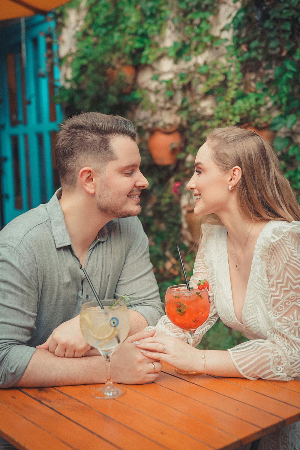 Un couple dans un café | Source : Pexels