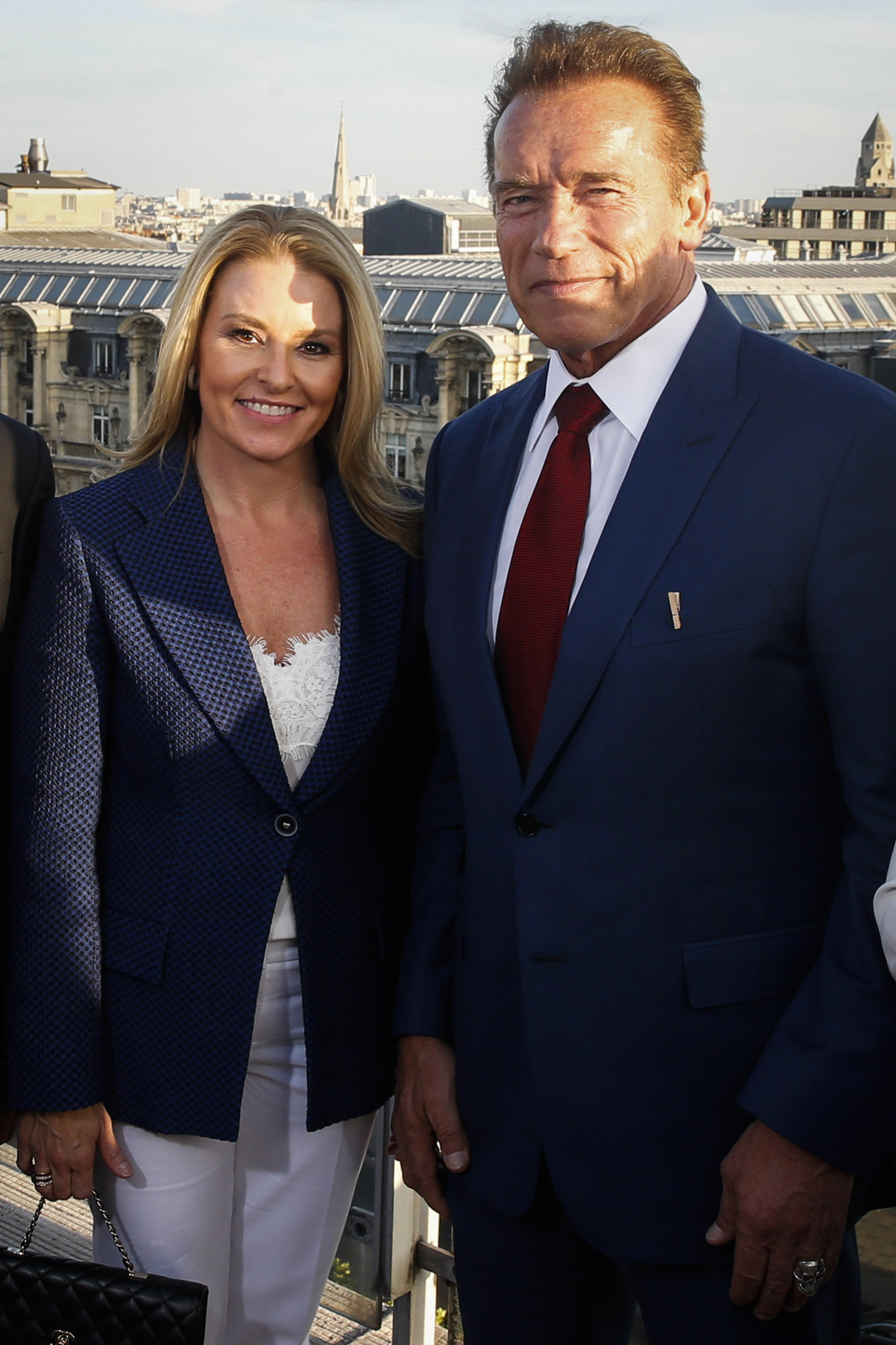 Arnold Schwarzenegger et sa petite amie Heather Milligan posent le 23 juin 2017 à Paris | Source : Getty Images