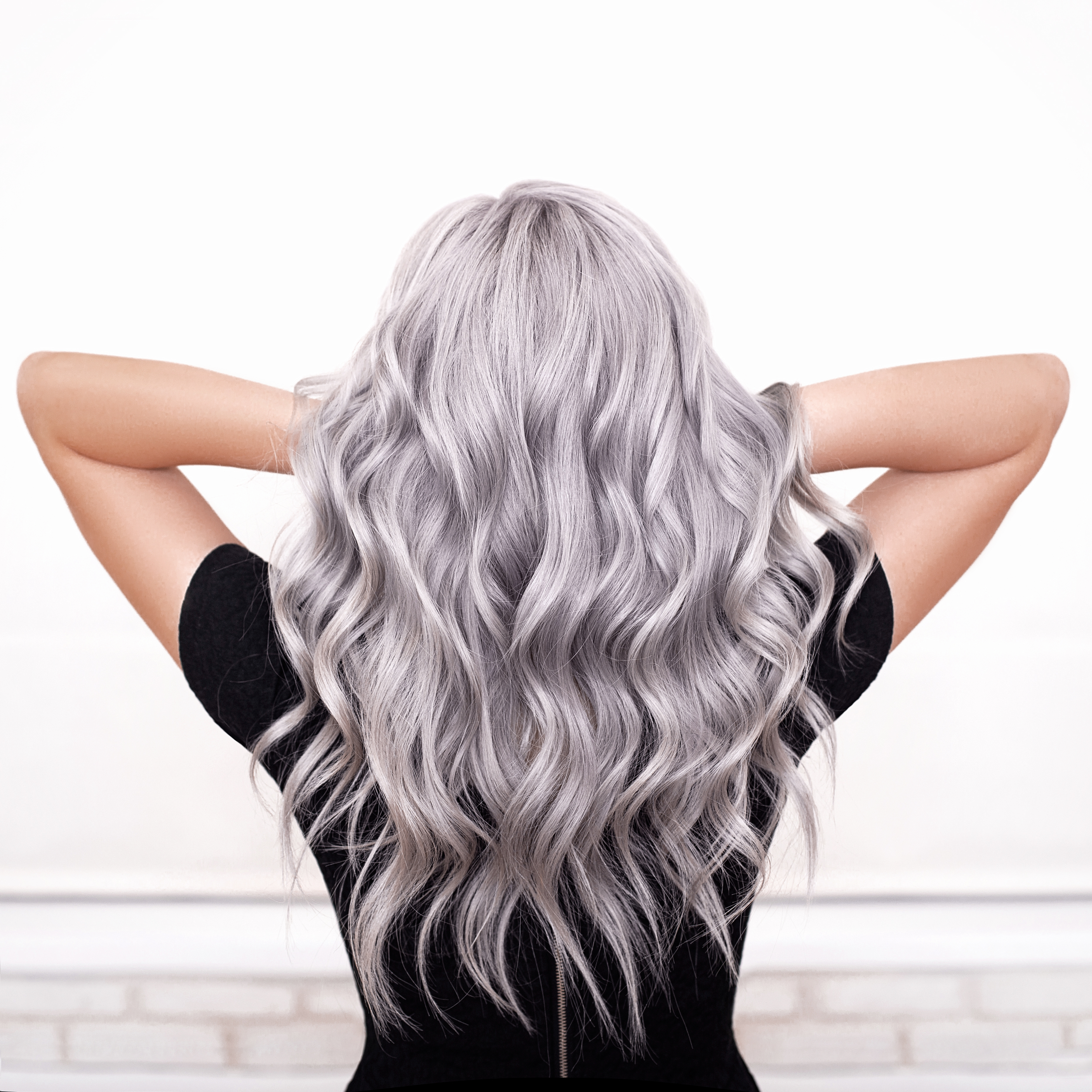 Femme aux cheveux argentés coiffés en boucles | Source : Shutterstock