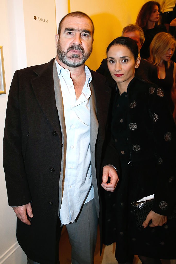 Eric Cantona et son épouse Rachida Brakni assistent au `` Diner des Amis du Musée d'Art Moderne '' au Musée d'Art Moderne le 21 octobre 2014 à Paris, France. | Photo : Getty Images.