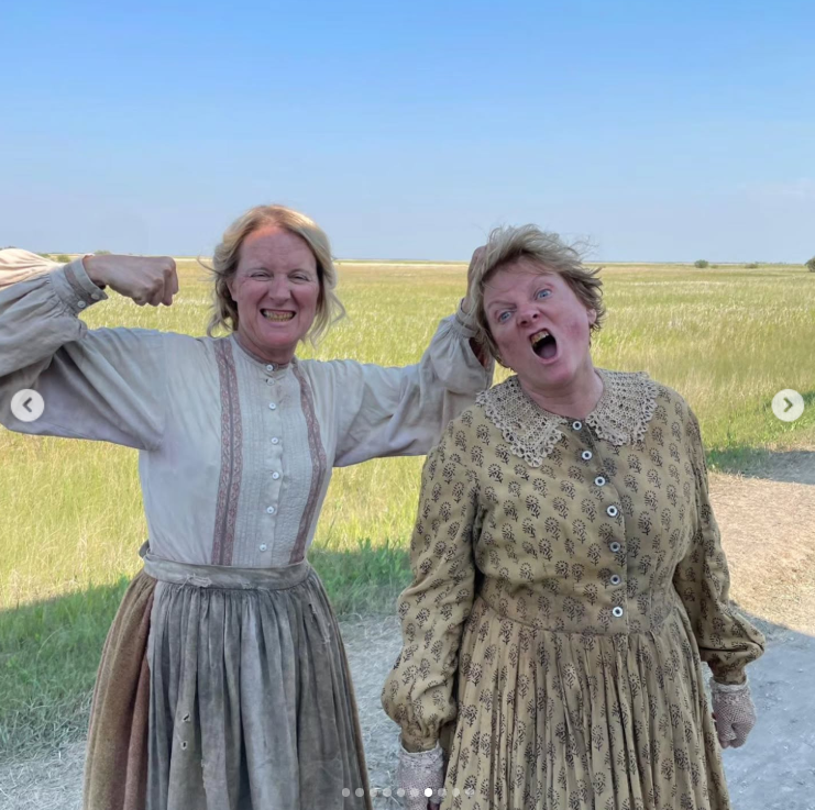 Entre deux prises, les acteurs ont partagé des moments plus légers qui contrastaient avec le ton plus sombre de leurs scènes. Cette photo pleine d'humour a permis aux fans d'avoir un petit aperçu des coulisses du tournage. | Source : Instagram/alisonarngrim
