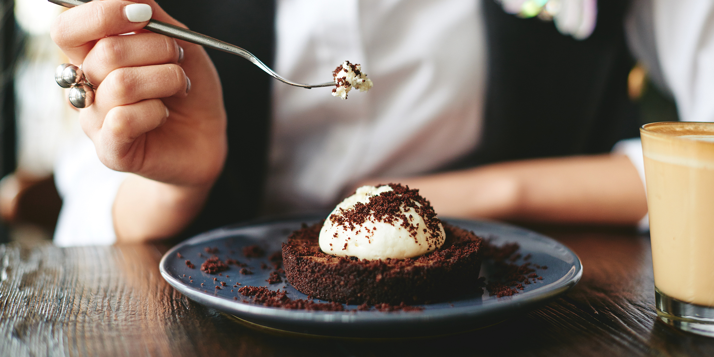 Une femme mangeant un dessert | Source : Shutterstock