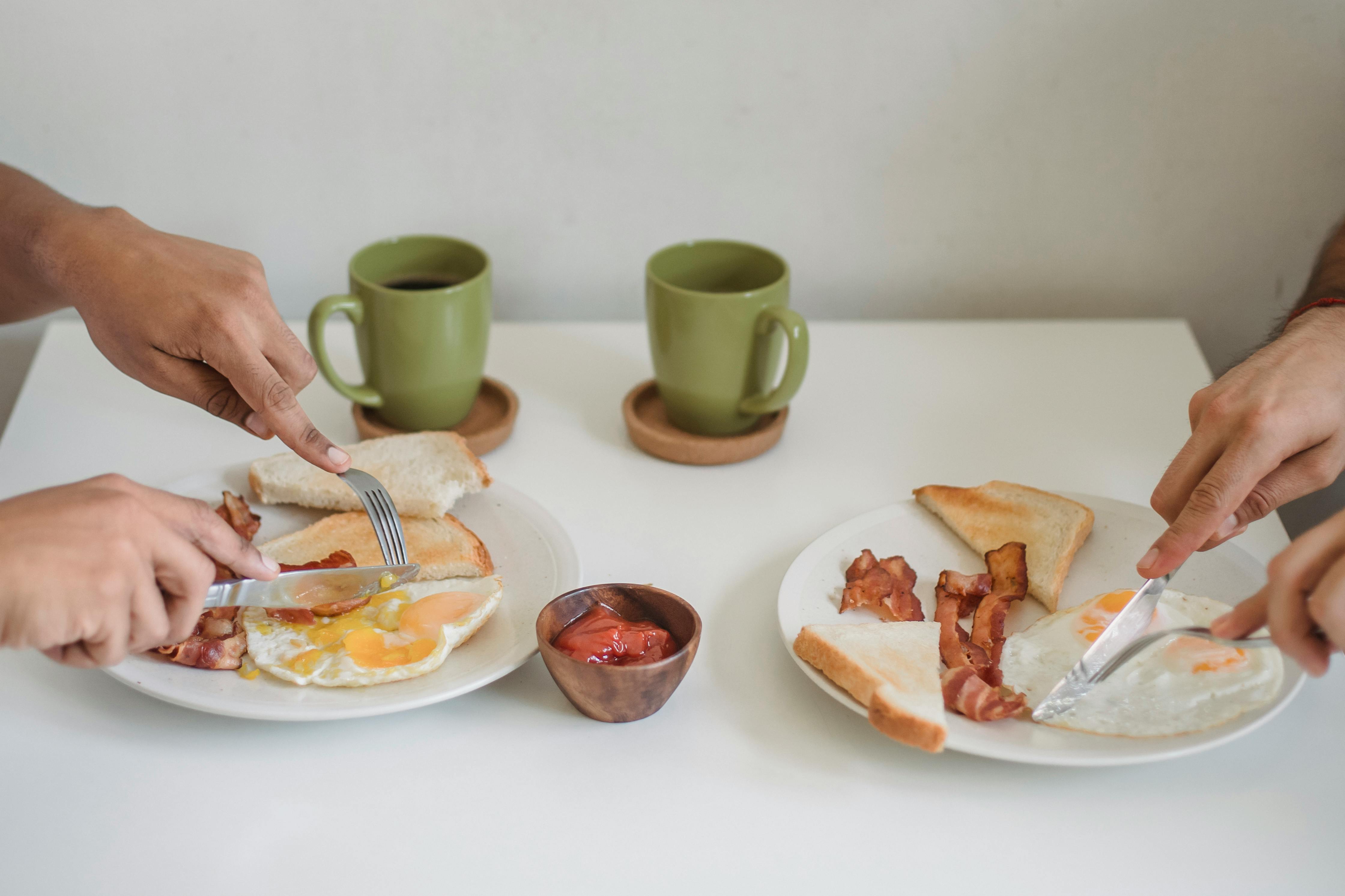 Deux personnes prenant leur petit déjeuner | Source : Pexels