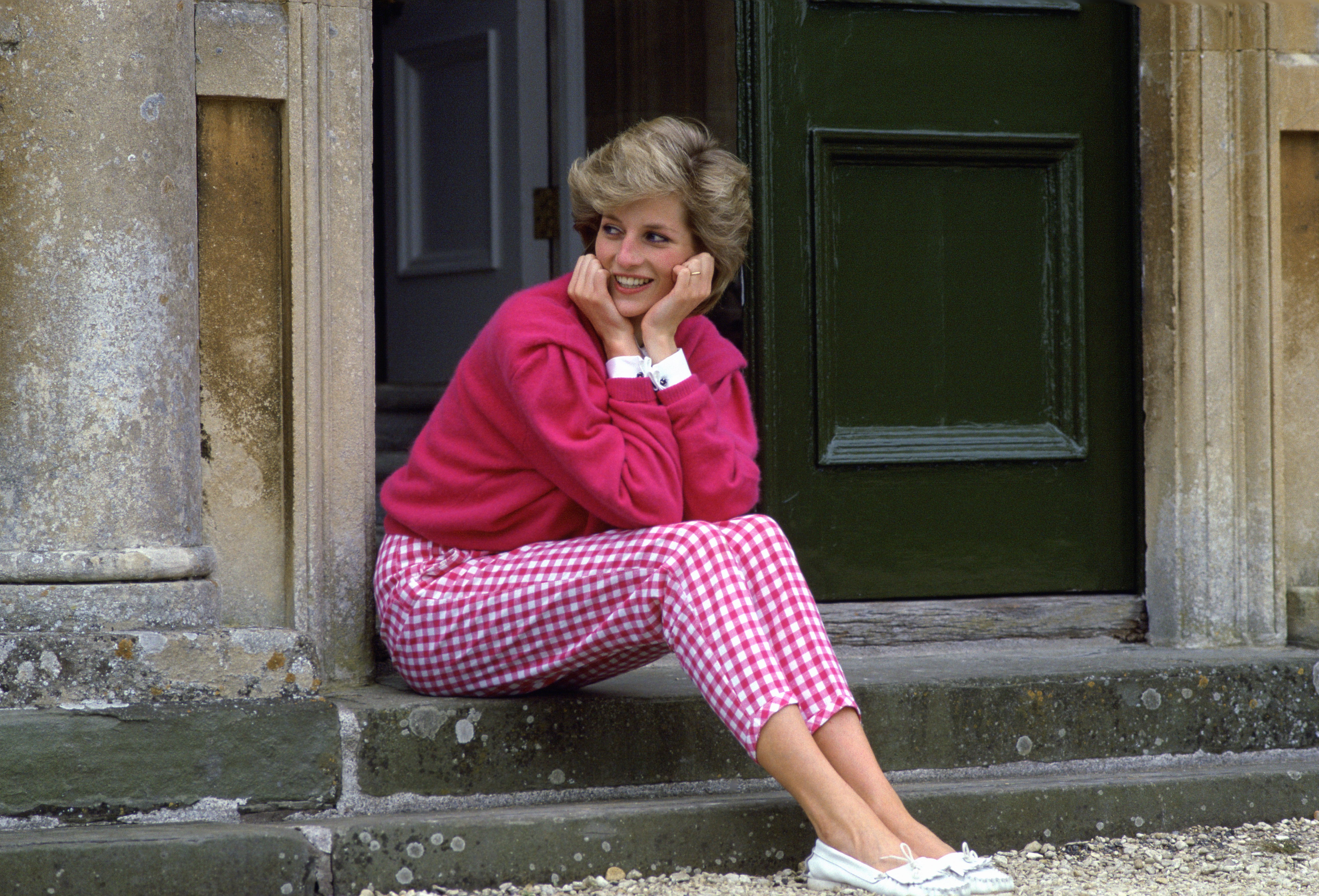 Diana, princesse de Galles, assise sur les marches devant sa maison de campagne, Highgrove.| Source : Getty Images