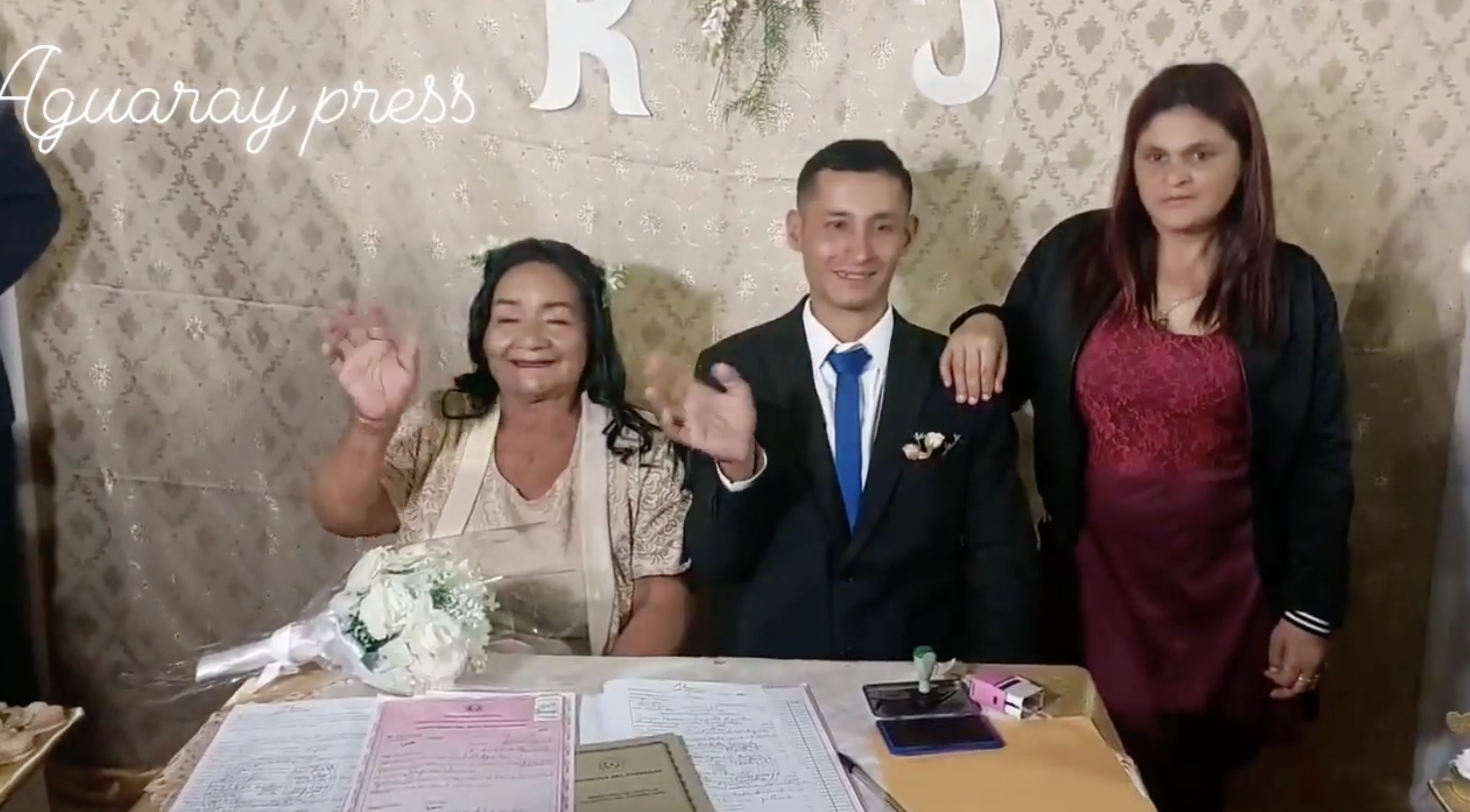 Rufina Ibarra et Juan Portillo sourient et saluent les invités assis à leur table de mariage | Source : facebook.com/Aguaray-Press