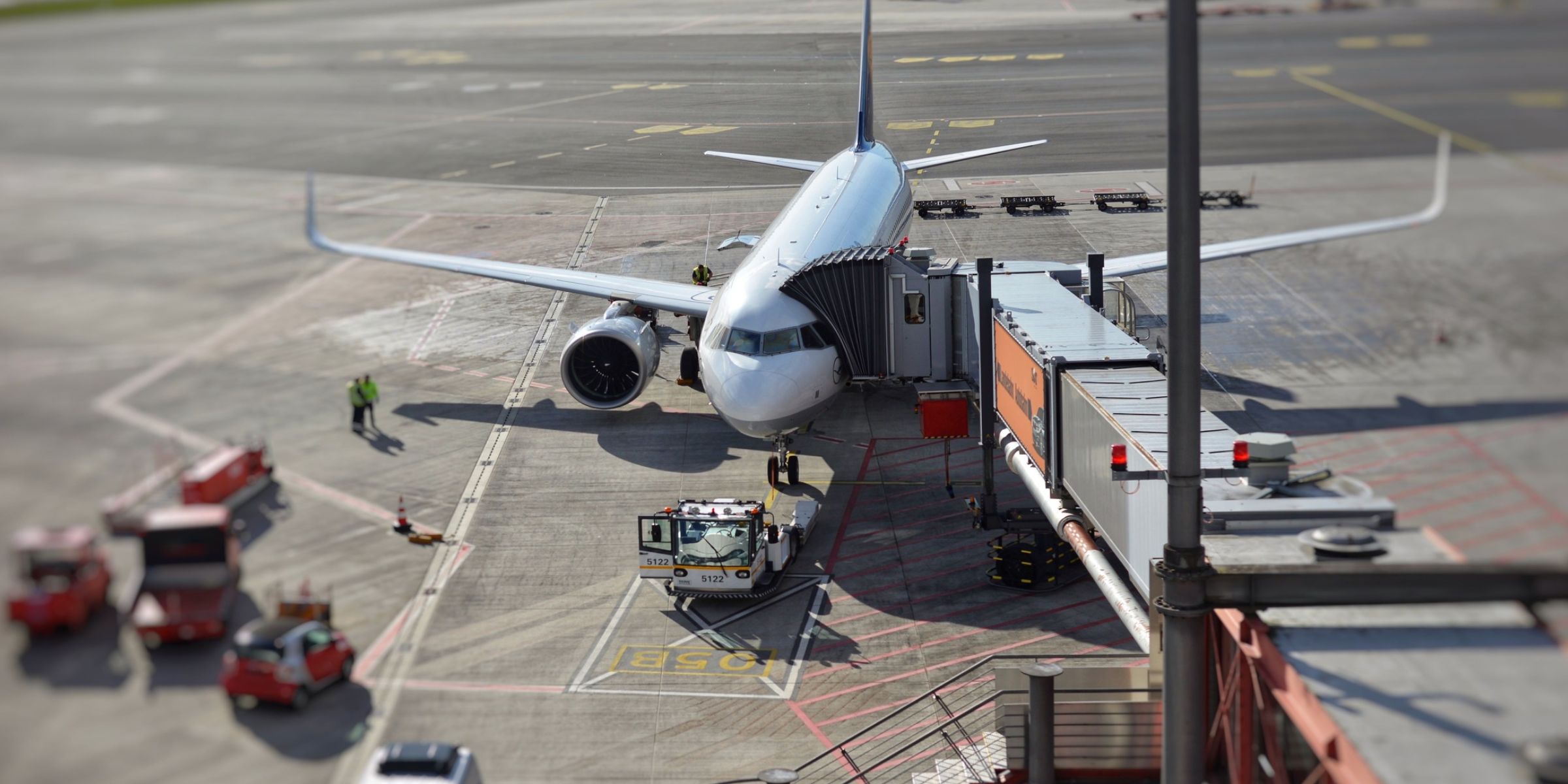 Un avion garé près d'un terminal d'aéroport | Source : Pexels