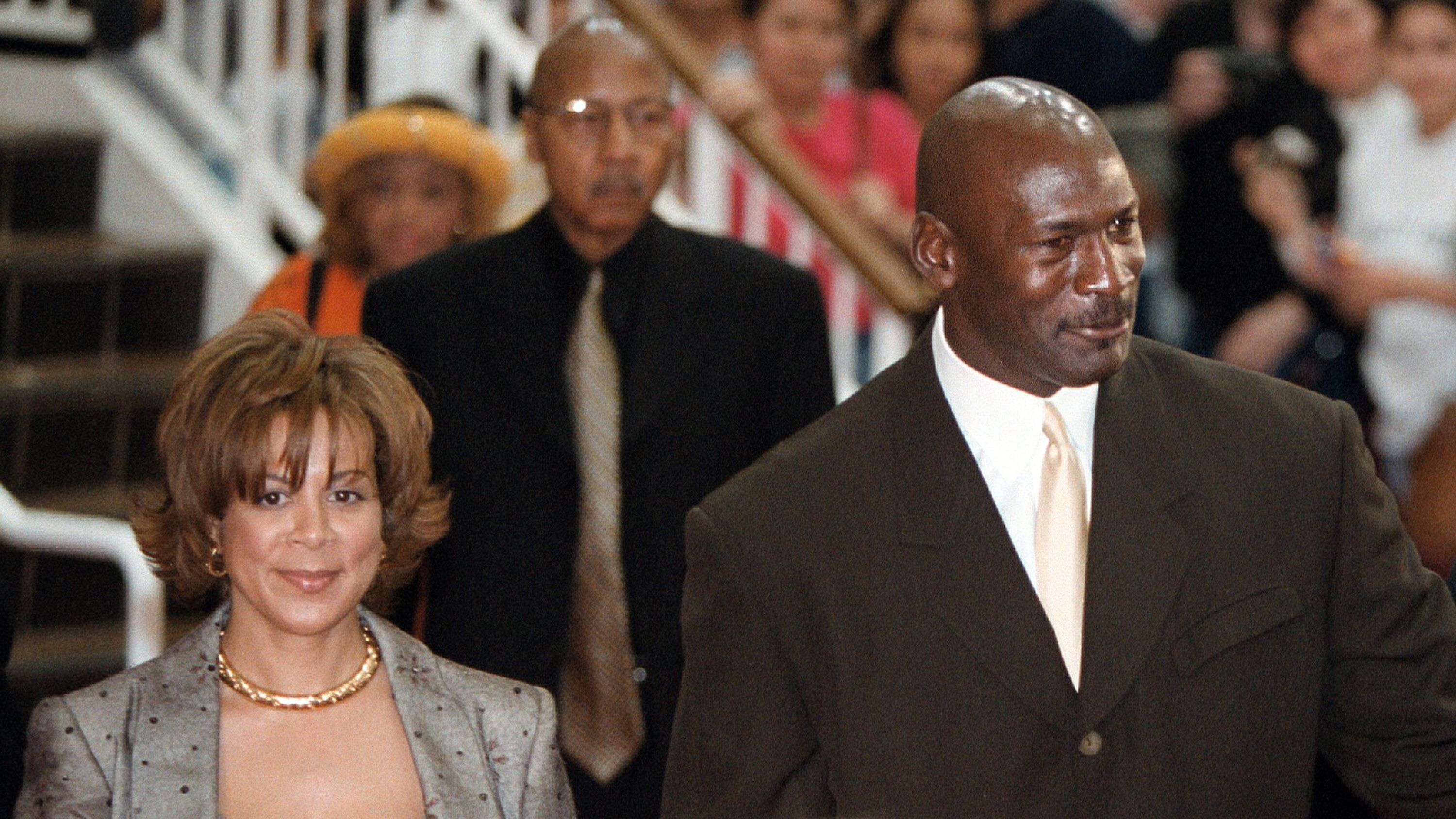 Michael Jordan et sa femme Juanita arrivent pour l'avant-première mondiale du film IMAX "Michael Jordan To The Max". | Source : Getty Images 
