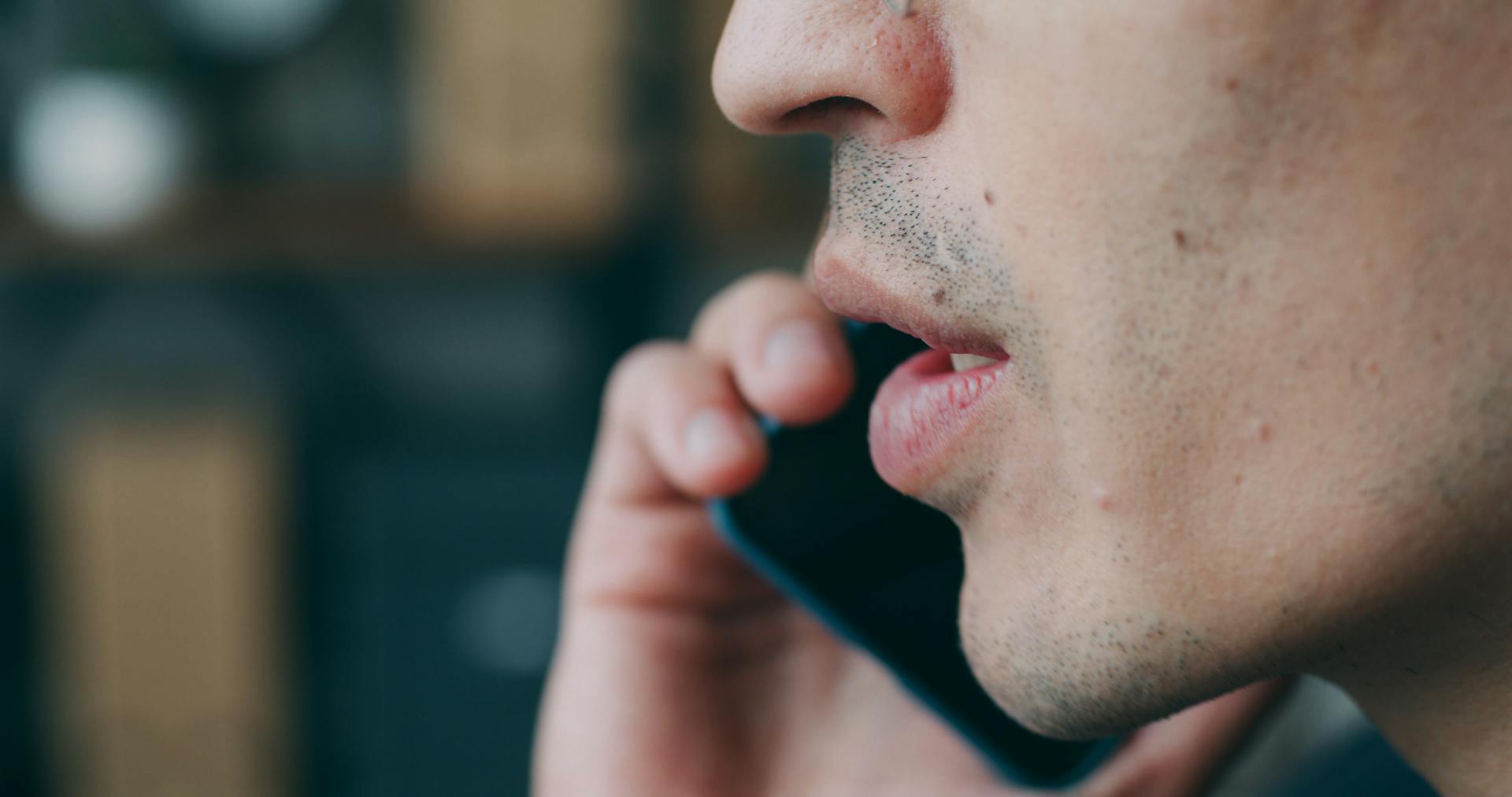 Un homme qui parle sur son téléphone portable | Source : Pexels