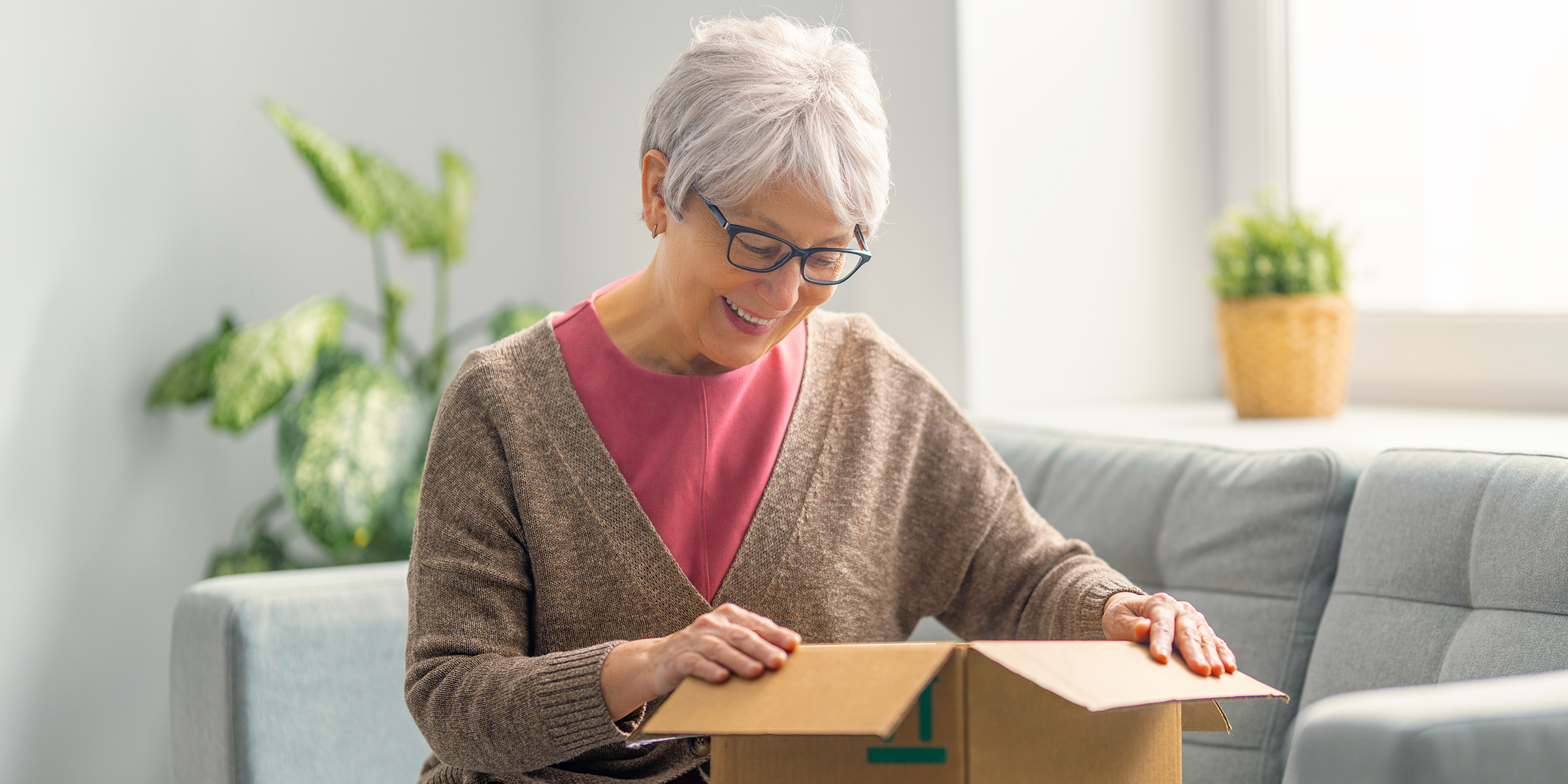 Une vieille femme qui ouvre une boîte | Source : Shutterstock