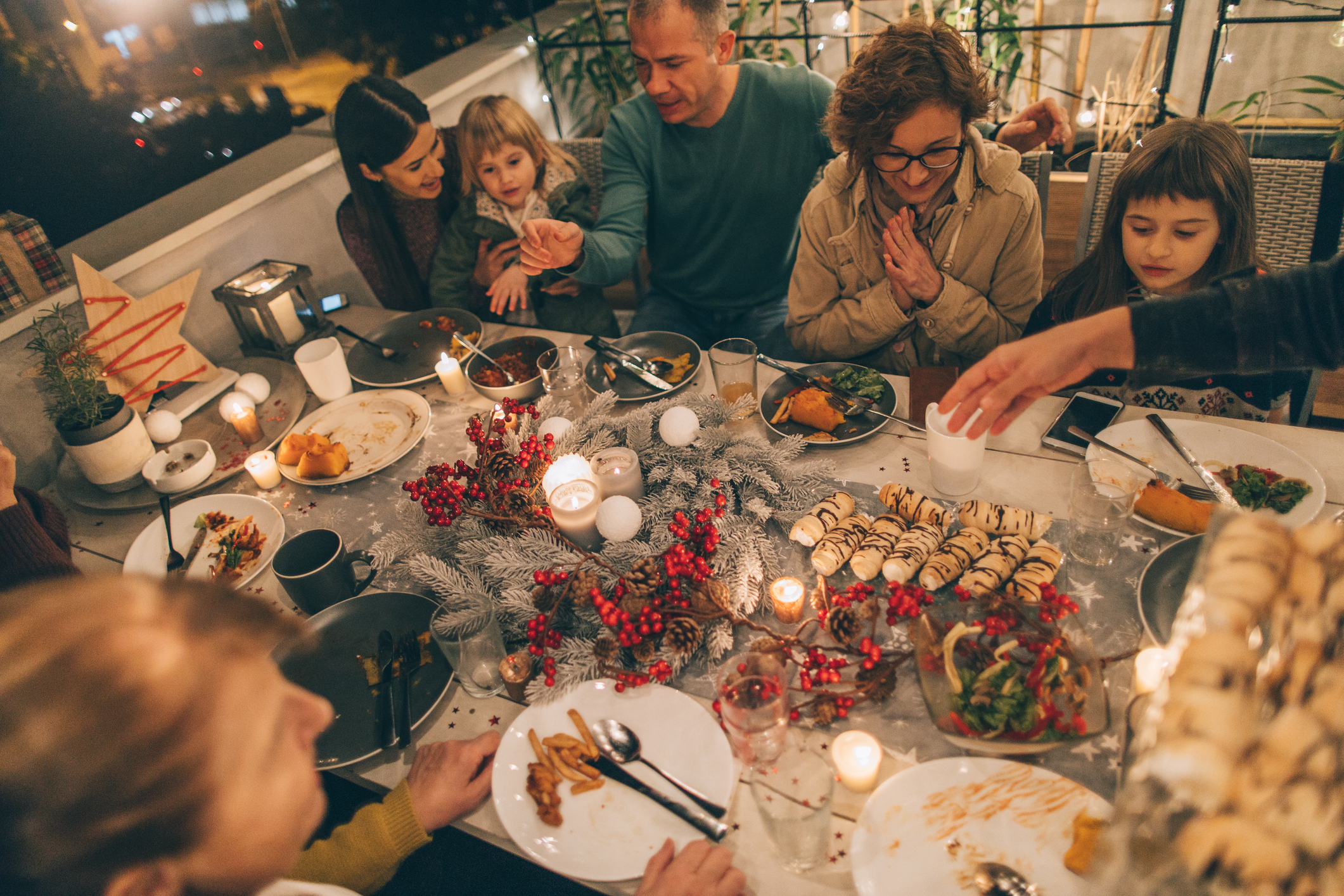 Une famille en train de dîner pour les fêtes de fin d'année | Source : Getty Images