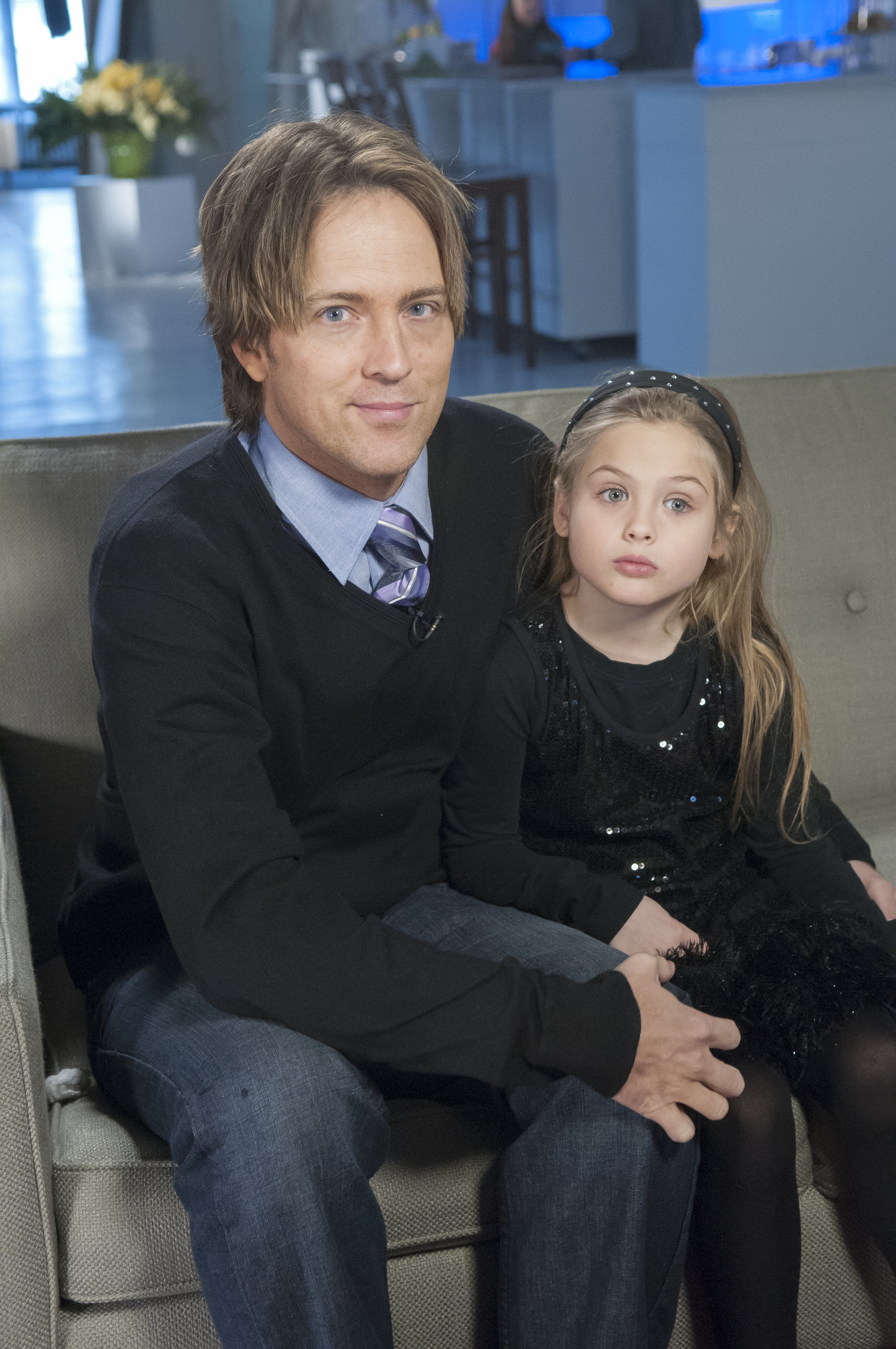 Larry Birkhead est photographié avec sa jeune fille, Dannielynn Birkhead, qu'il partage avec l'ancienne actrice et mannequin Anna Nicole Smith, sur "Stars, Scars and Showbiz Kids," ; en janvier 2013. | Source : Getty Images