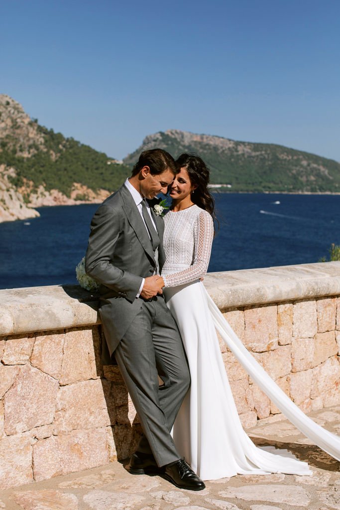 Rafa Nadal pose avec sa femme Xisca Perello pour les portraits officiels de mariage après leur mariage le 19 octobre 2019 à Majorque, Espagne.І Source : Getty Images