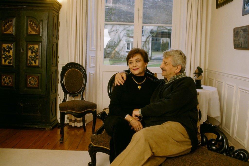 Le réalisateur, scénariste, acteur et producteur français Yves Robert et son épouse, l'actrice et productrice Danièle Delorme à la maison. | Photo : Getty Images