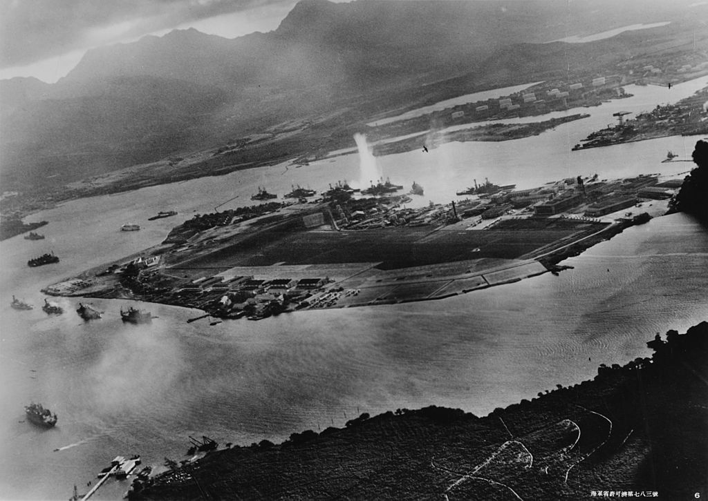 Vue aérienne de la base navale américaine de Pearl Harbor, à Hawaï, lors de l'attaque du 7 décembre 1941. l Source: Wikipedia