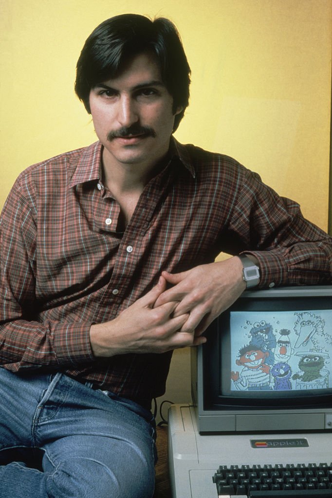 Steve Jobs pose avec un ordinateur Apple II | Photo : Getty Images