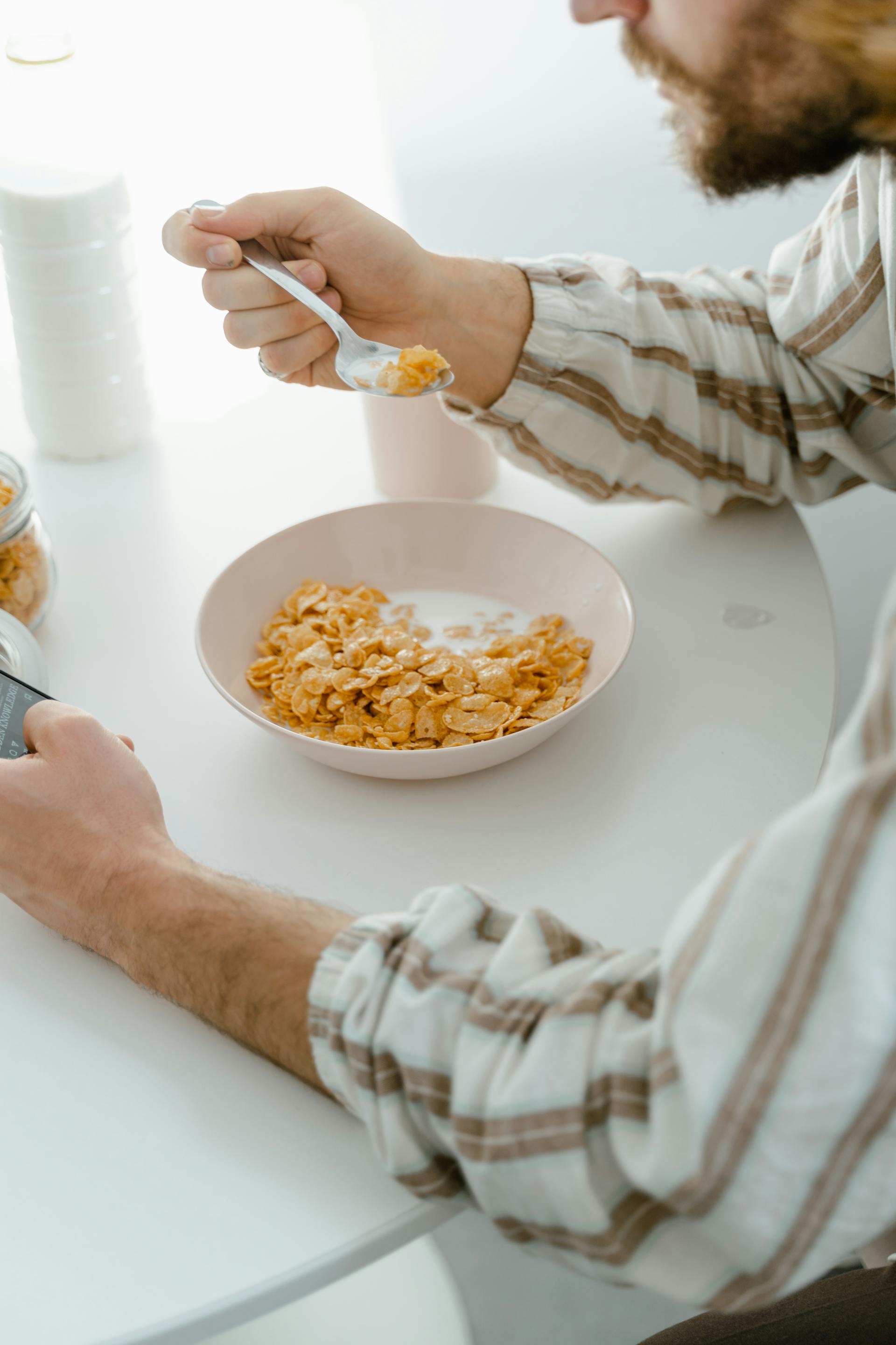 Un homme prenant son petit déjeuner | Source : Pexels