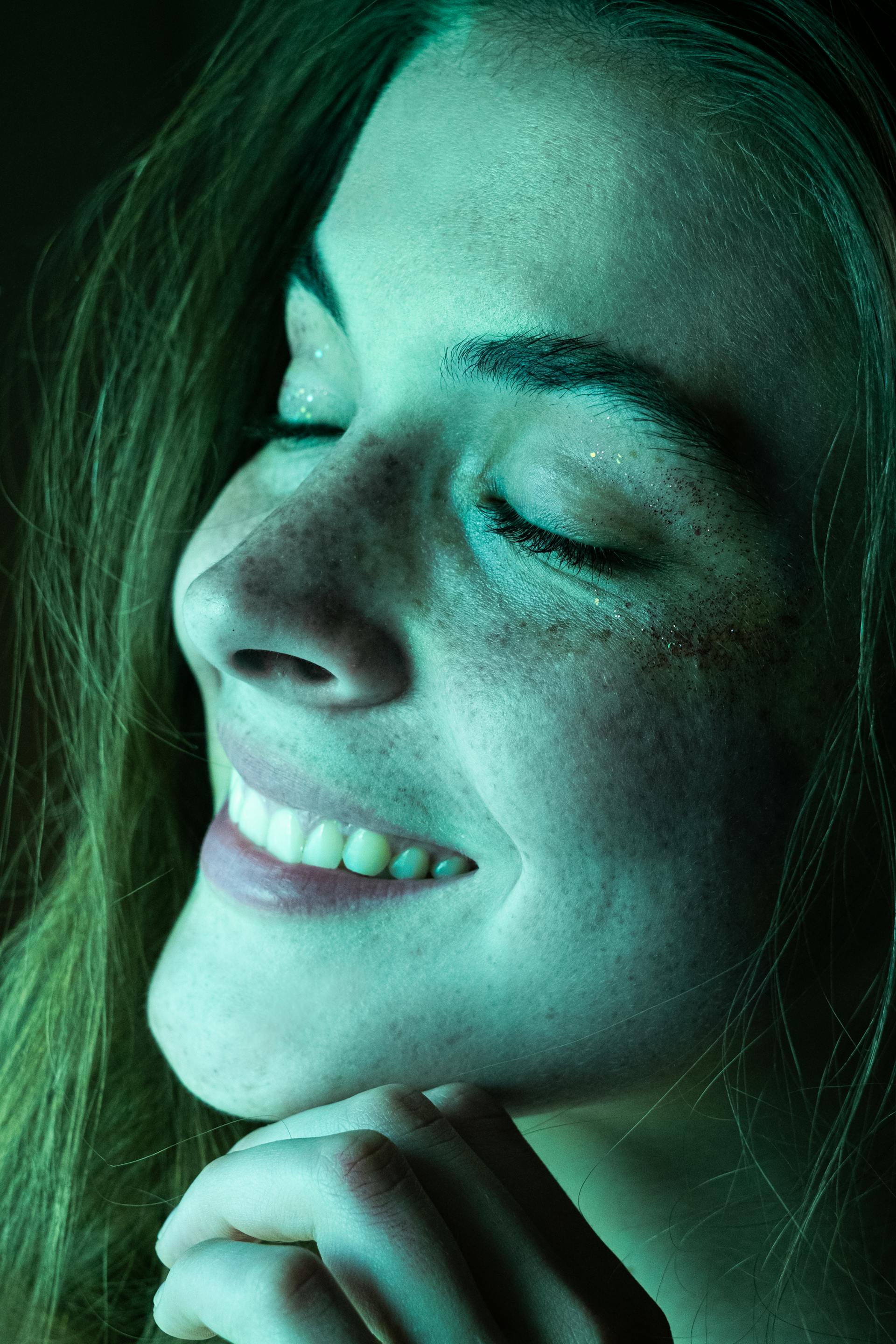 Une femme avec un sourire satisfait | Source : Pexels