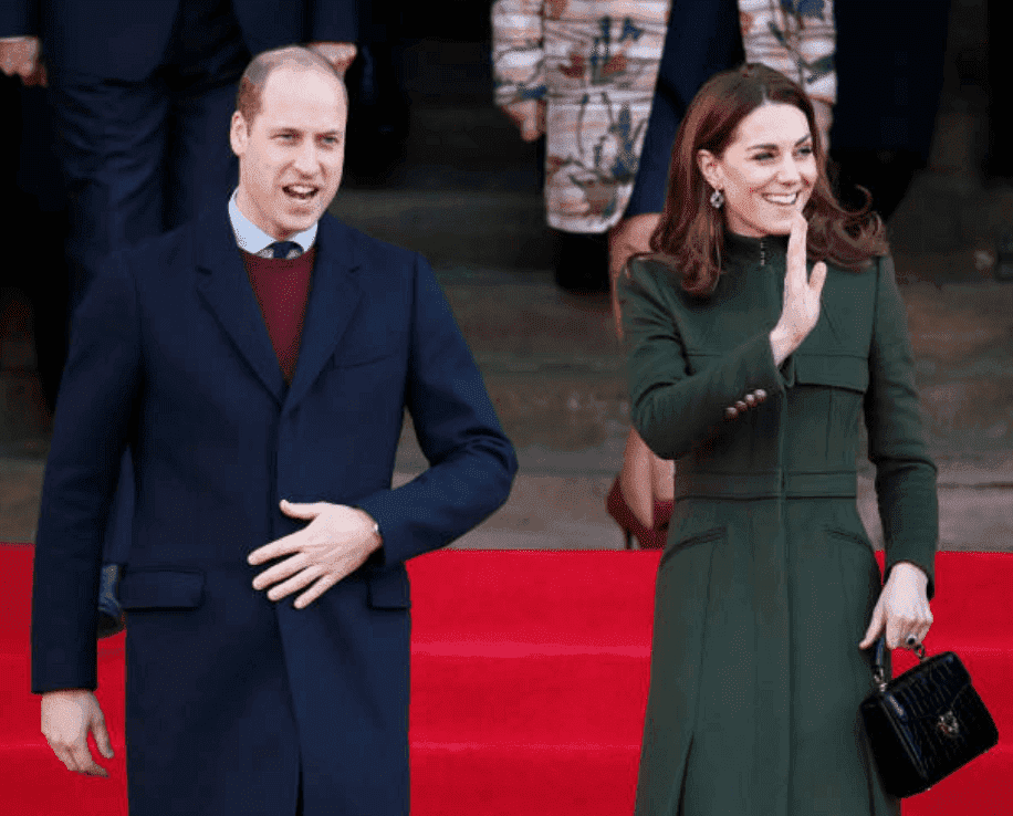 Le prince William et Kate Middleton saluent la foule alors qu'ils quittent l'hôtel de ville de Bradford's Centenary Square, le 15 janvier 2020 à Bradford, en Angleterre. |  ¨Photo : Getty Images