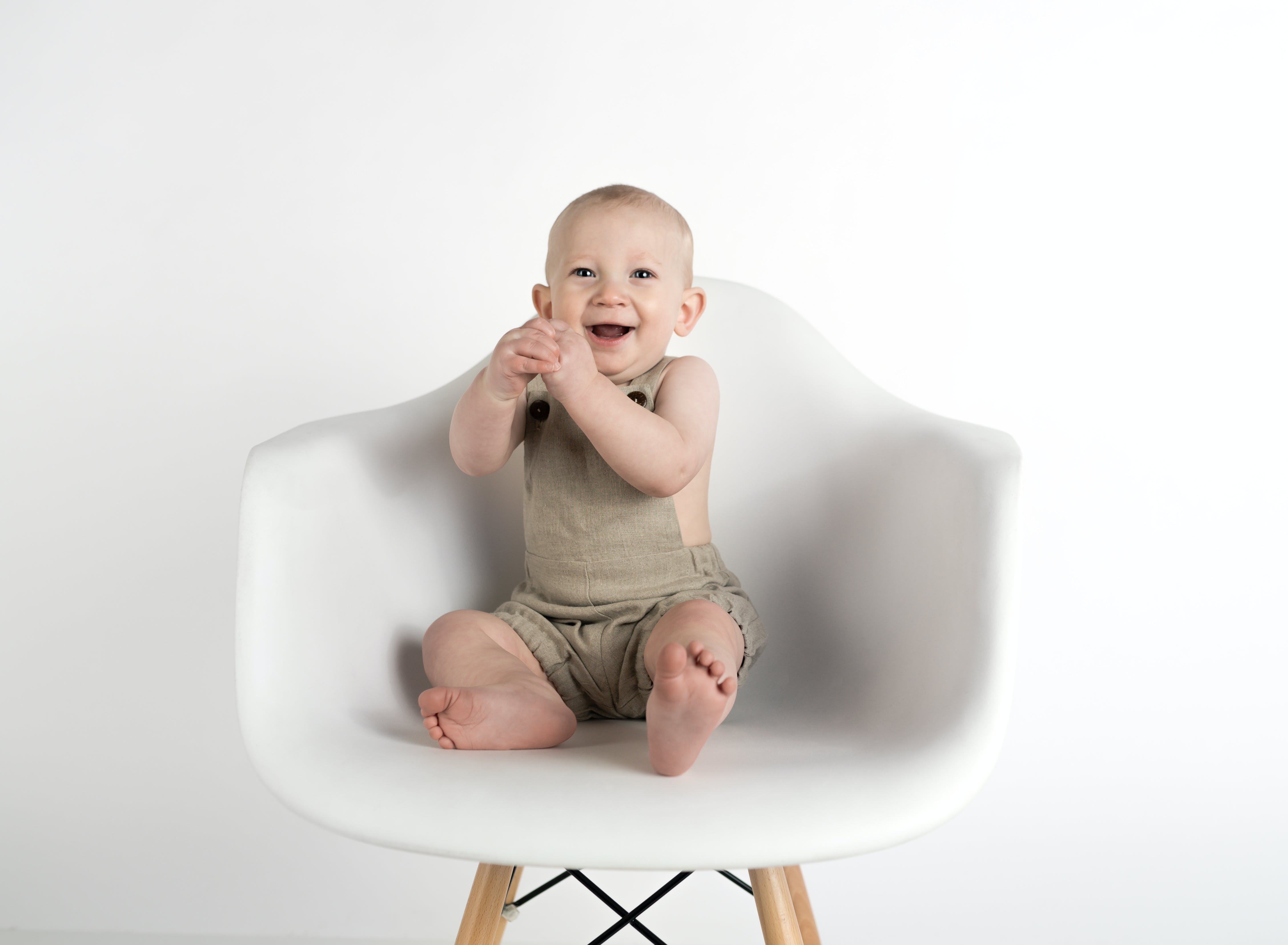 Un bébé qui rit assis sur une chaise | Source : Pexels
