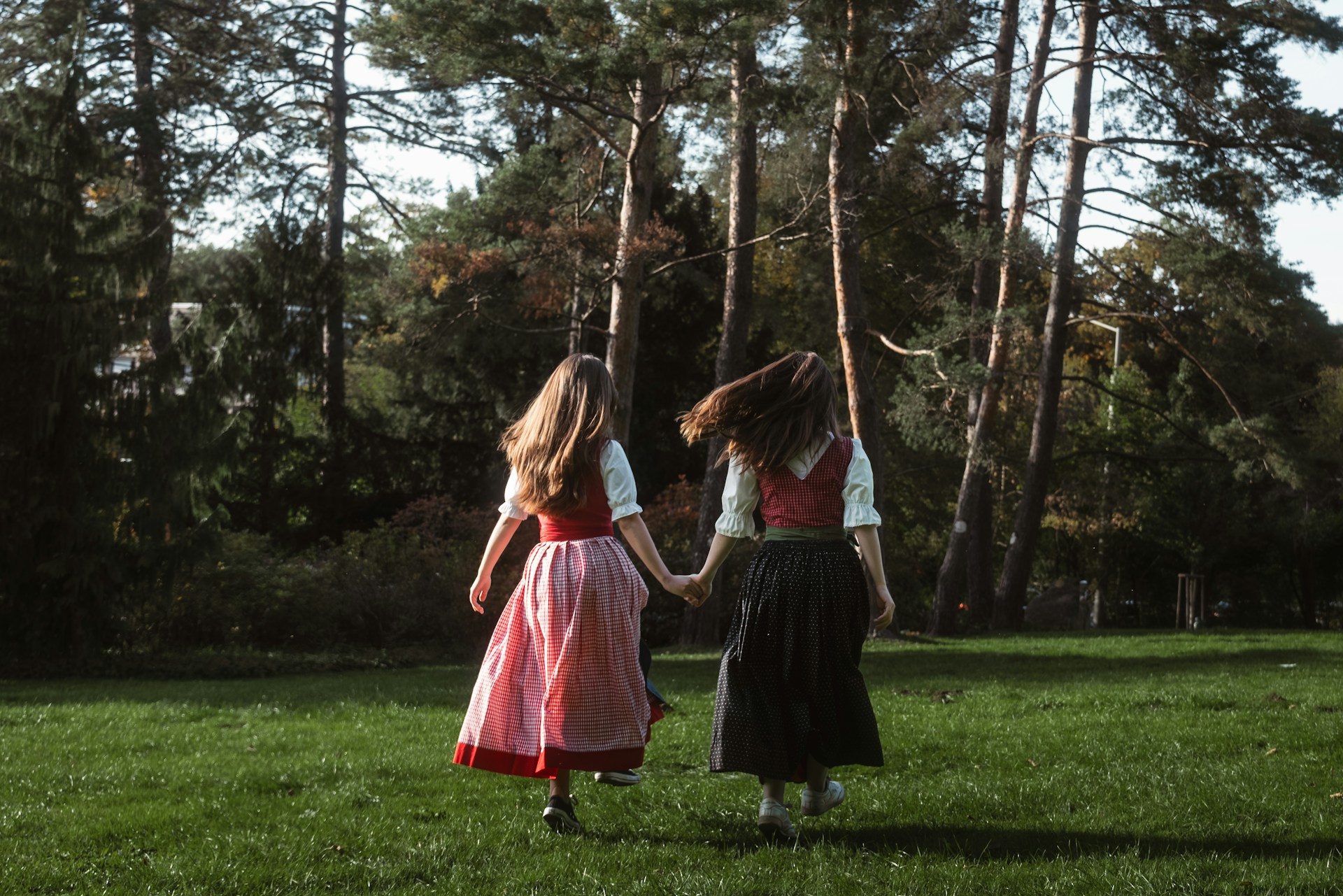 Des filles qui se tiennent la main | Source : Unsplash
