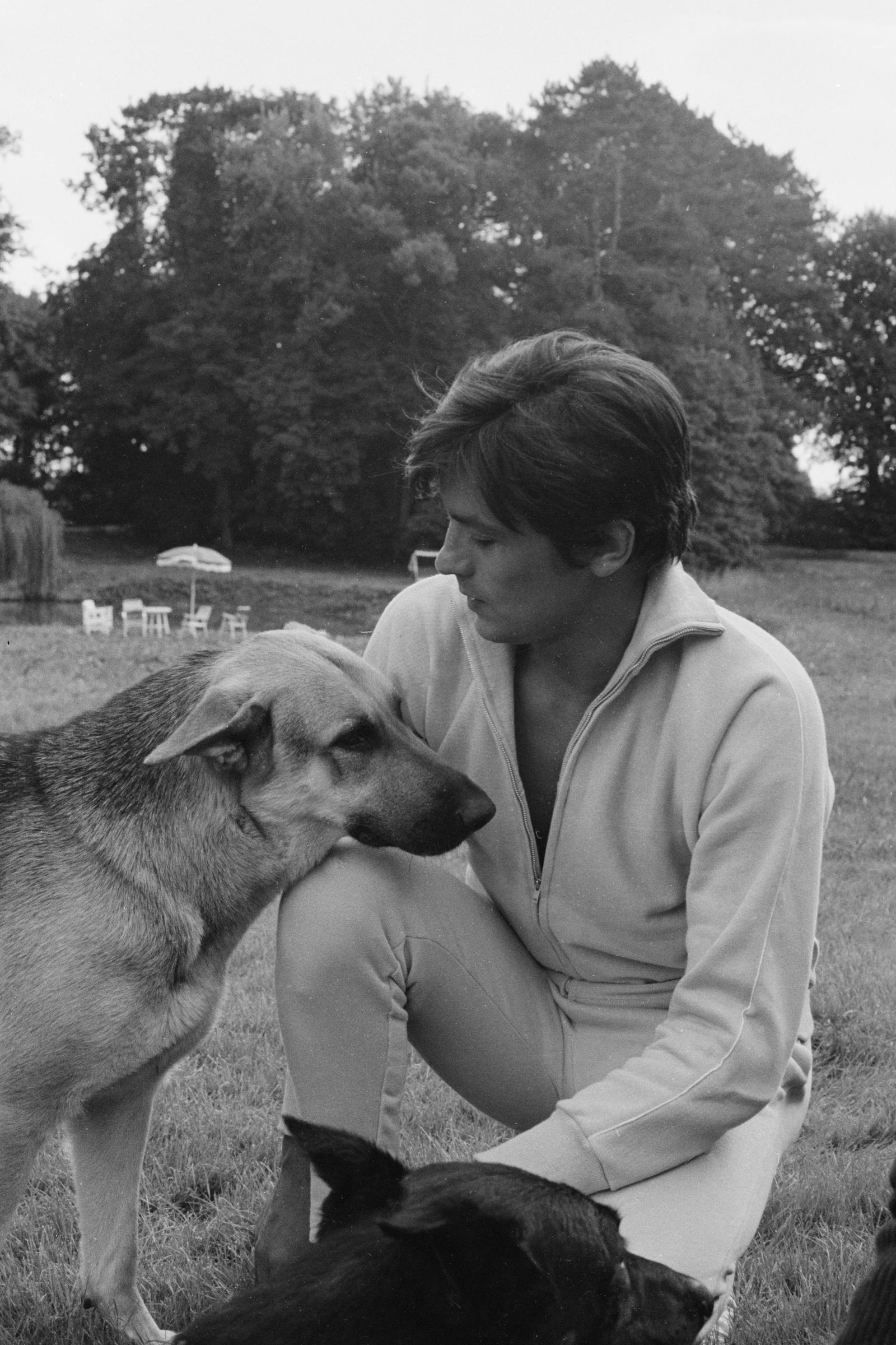 Portrait d'Alain Delon à son domicile de Tancrou, en Seine-et-Marne, le 30 août 1967. | Source : Getty Images