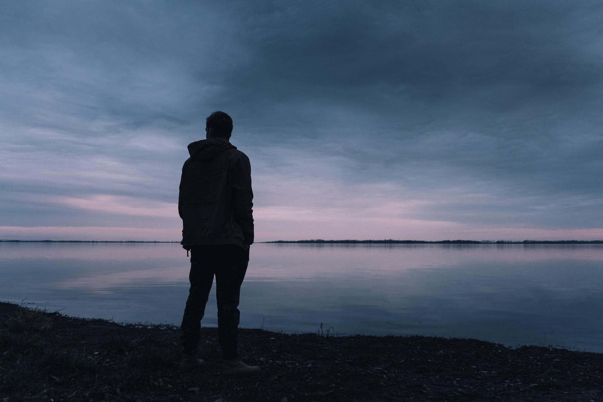 Un homme debout près d'un lac | Source : Pexels