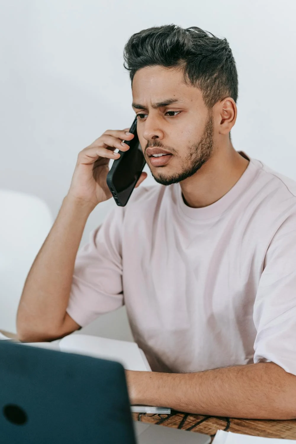 Un homme sérieux sur son téléphone | Source : Pexels