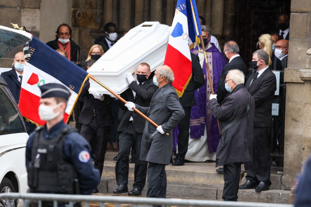 Le cercueil de la chanteuse Juliette Greco est porté à l'église Saint Germain le 05 octobre 2020 à Paris, France. І Source : Getty Images