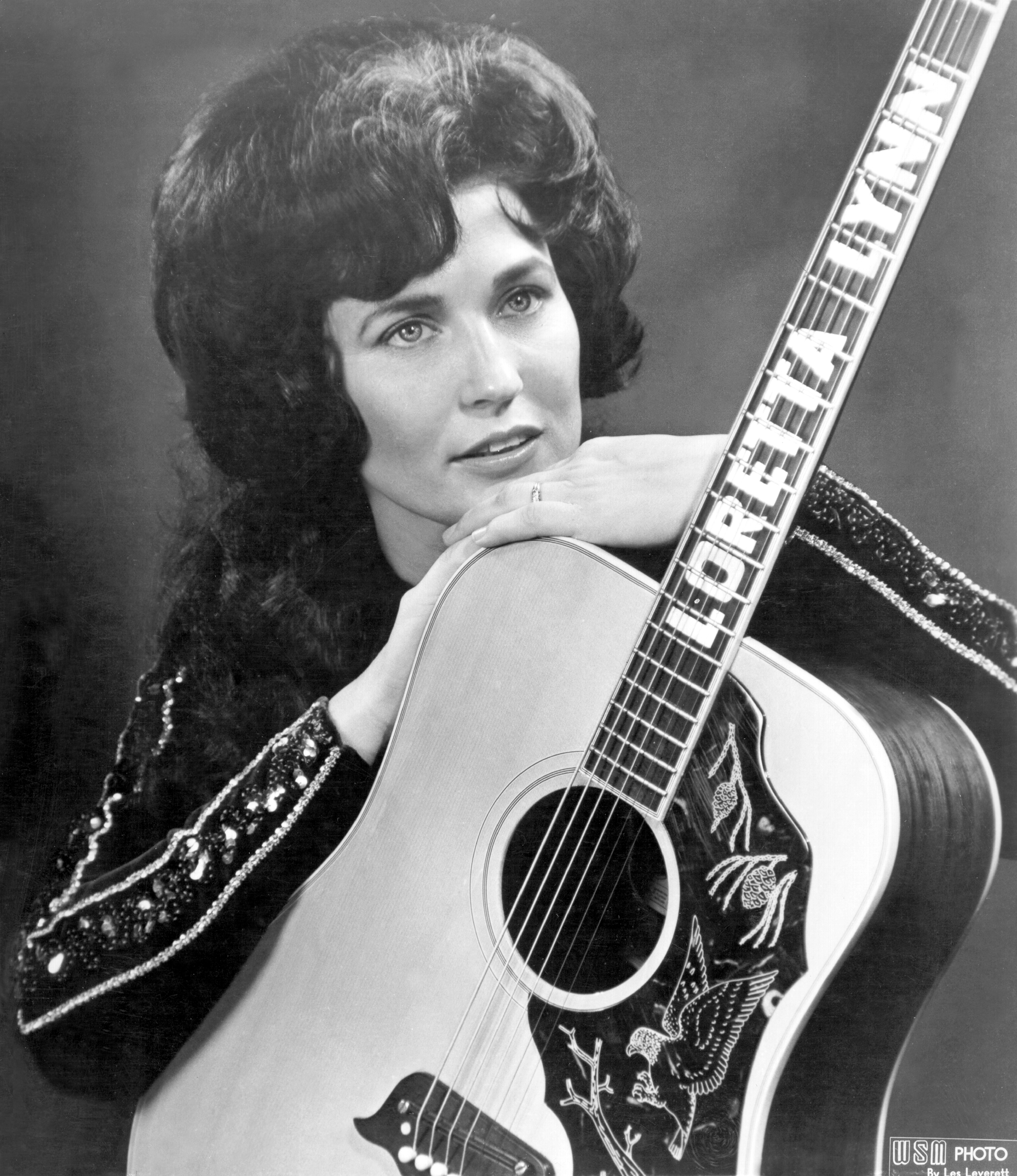 Loretta Lynn pose pour un portrait en tenant une guitare vers 1961 à Nashville, Tennessee | Source : Getty Images