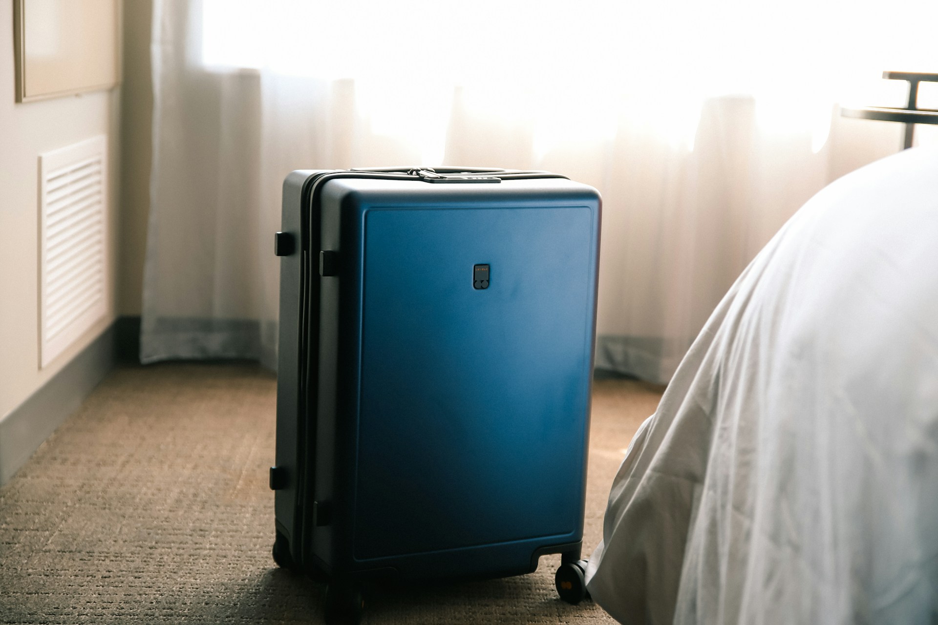 Une valise dans une pièce | Source : Unsplash