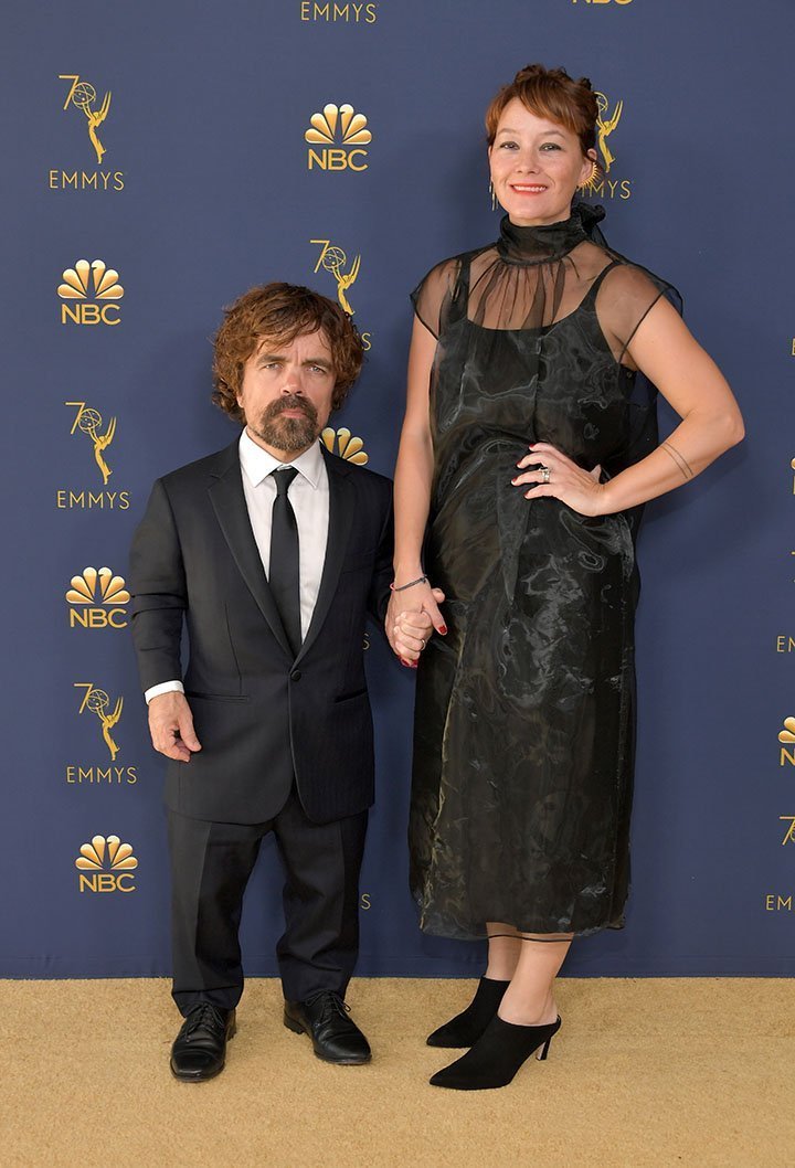 Peter Dinklage et sa femme Erica Schmidt arrivant aux Emmy Awards de 2018 à Los Angeles. l Source : Getty Images