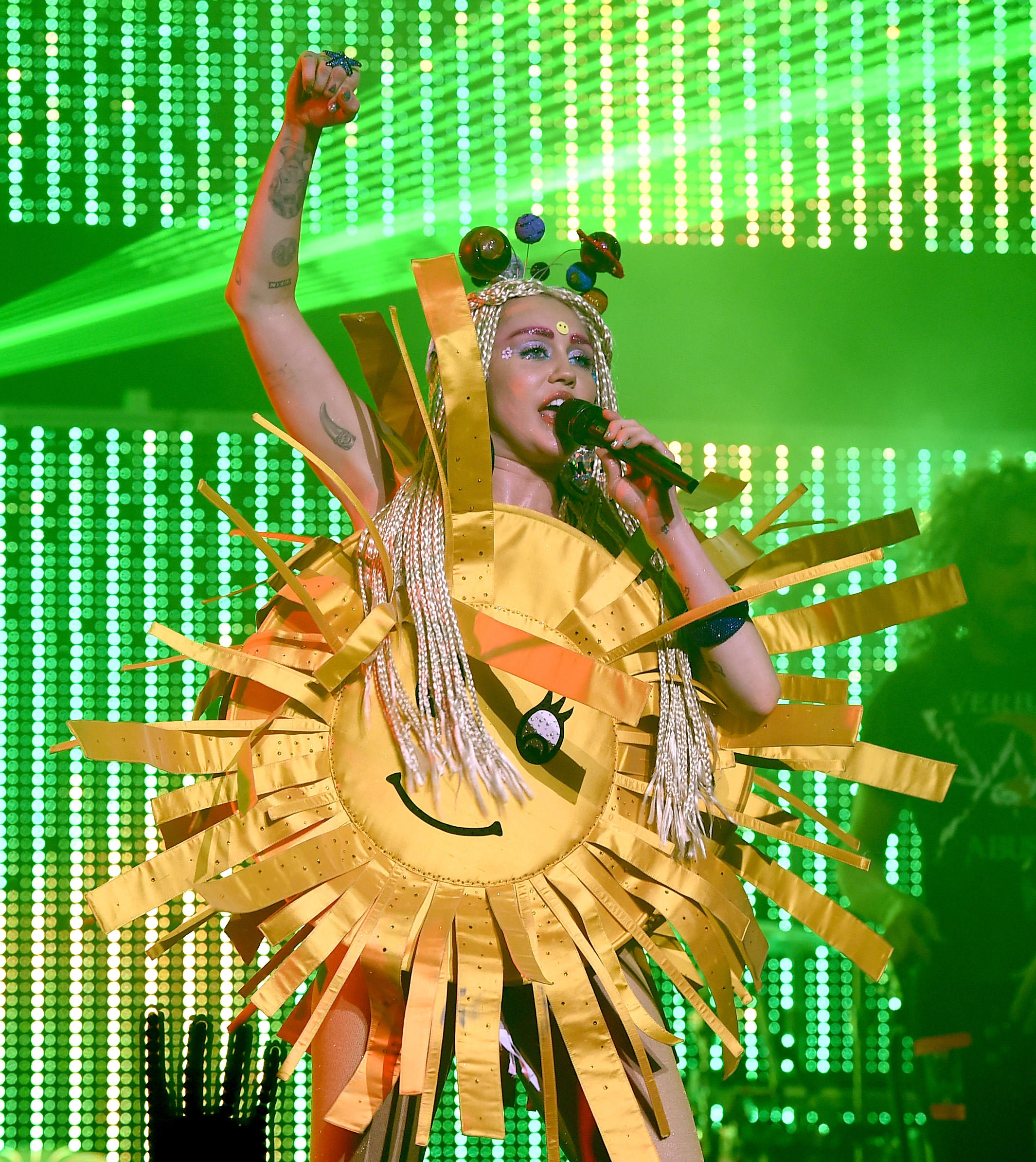 Miley Cyrus se produit en plein psychédélisme avec ses Dead Petz au Wiltern à Los Angeles le 19 décembre 2015 | Source : Getty Images