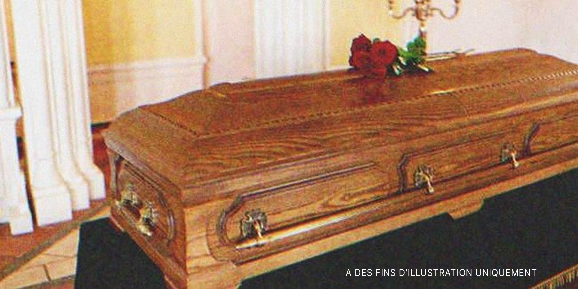 Un cercueil surmonté d'une rose | Source : Shutterstock